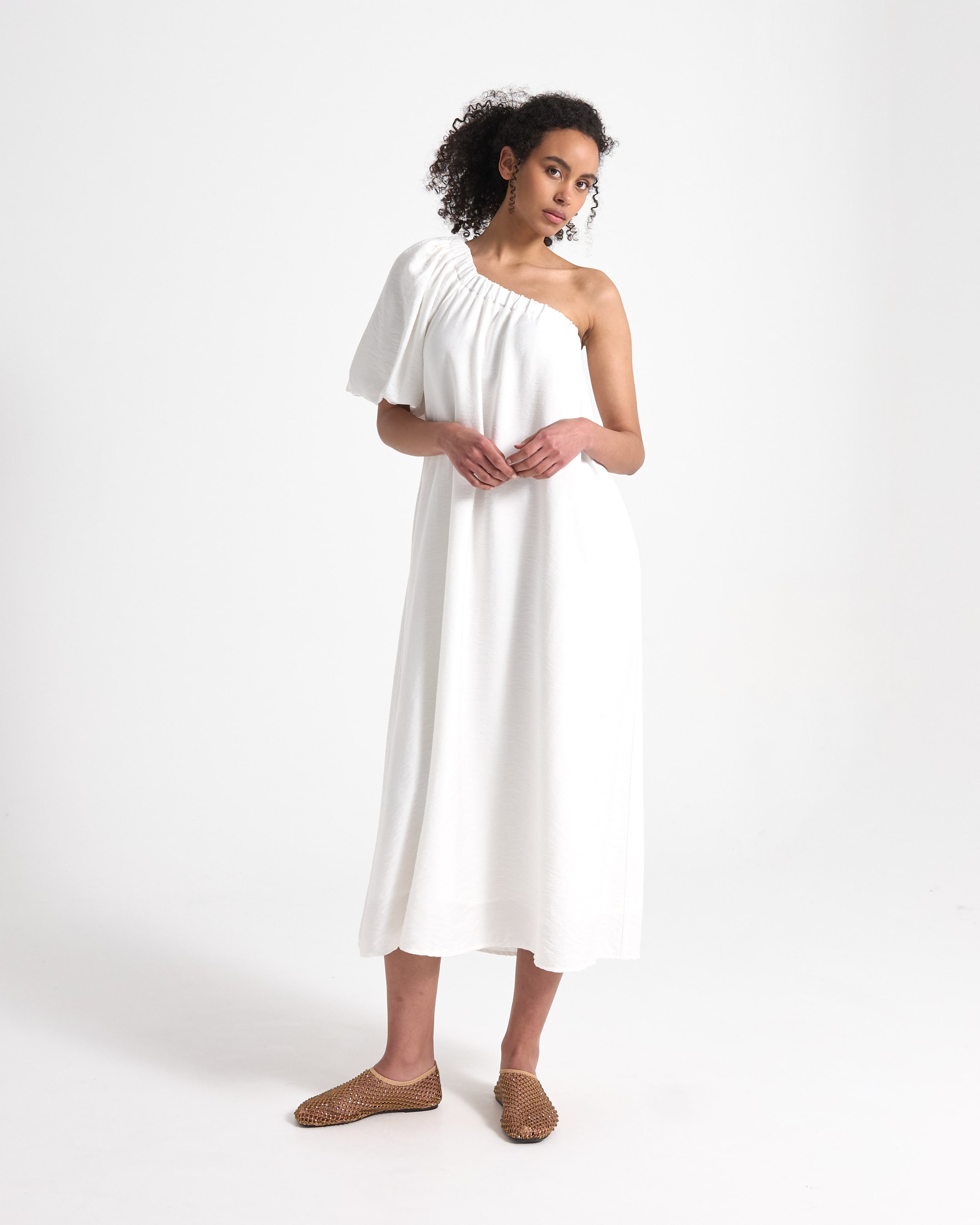 witte jurk, en-omslag, maxi jurk, katoen-/linnenachtige stof, slip-on schoenen