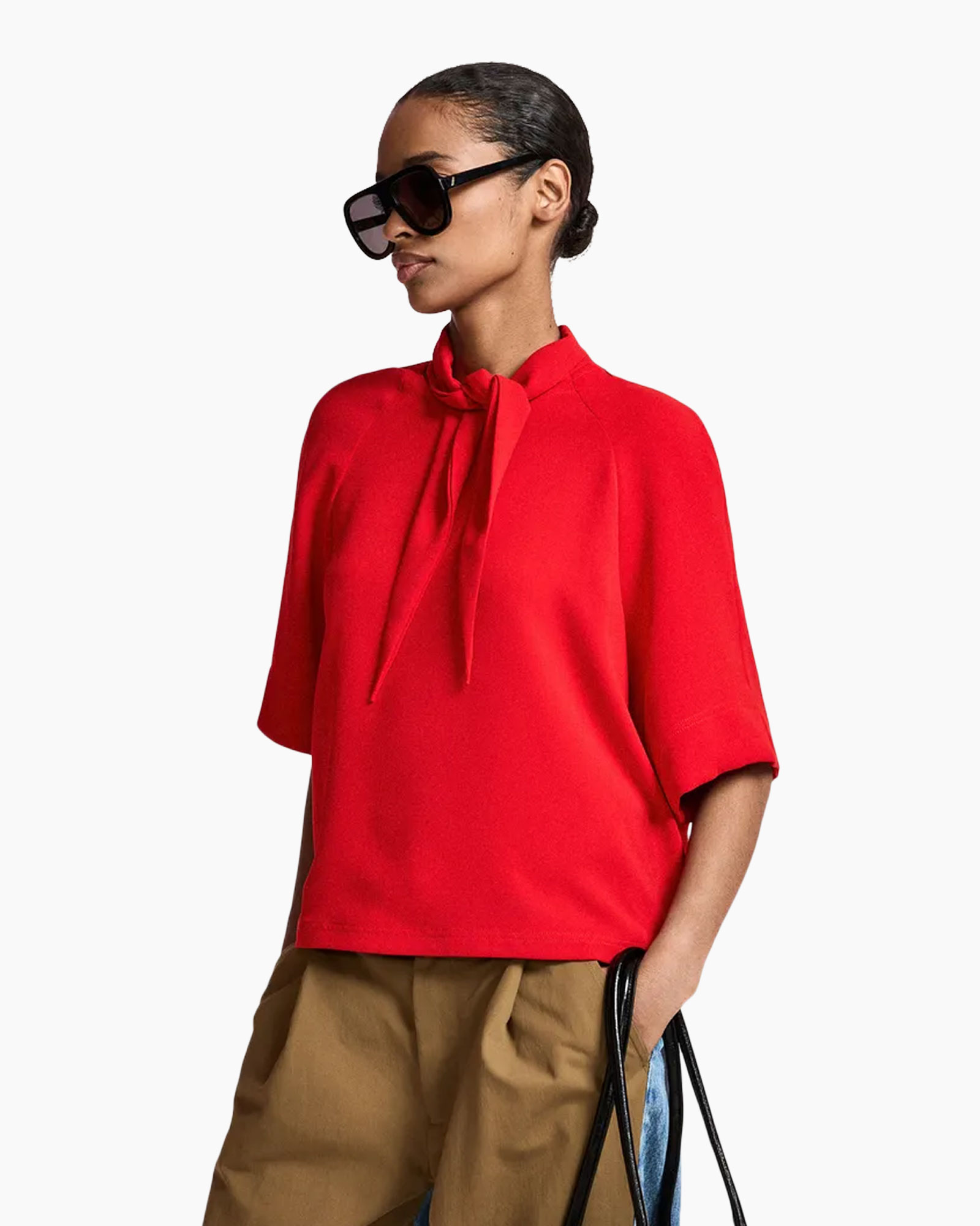 rode top, blouse, korte mouwen, binding halslijn, zonnebril