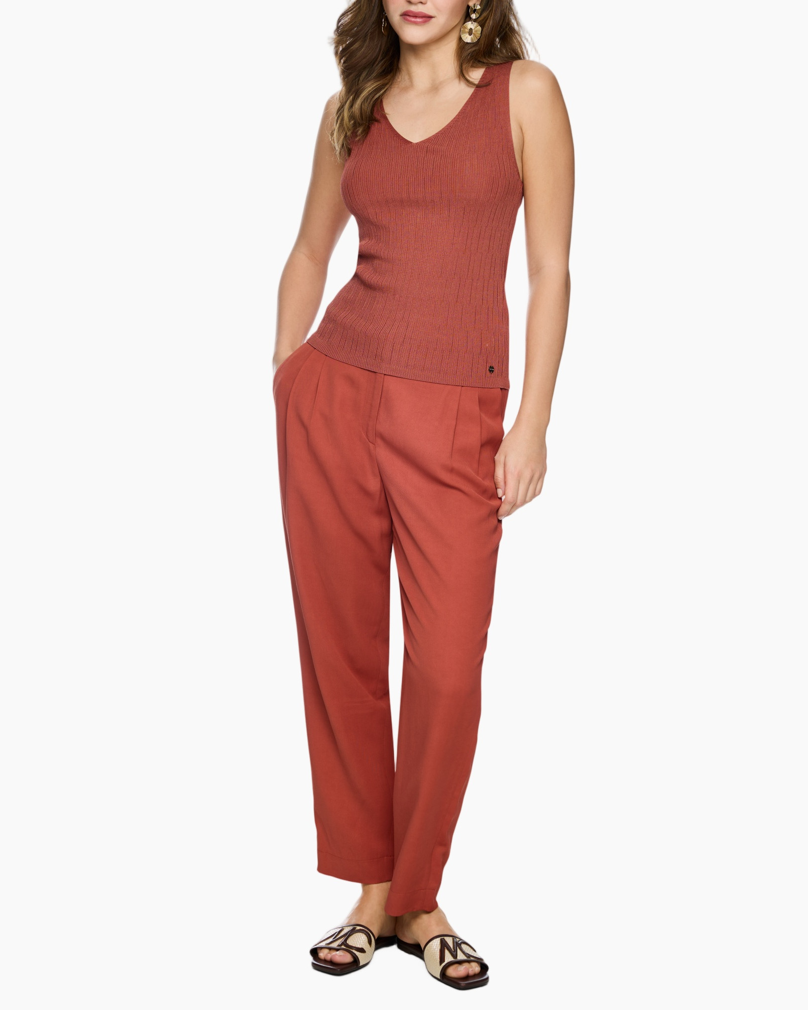 tanktop, ribbed breton?, mouwloos, casual broek, rood/oranje-bruin kleur