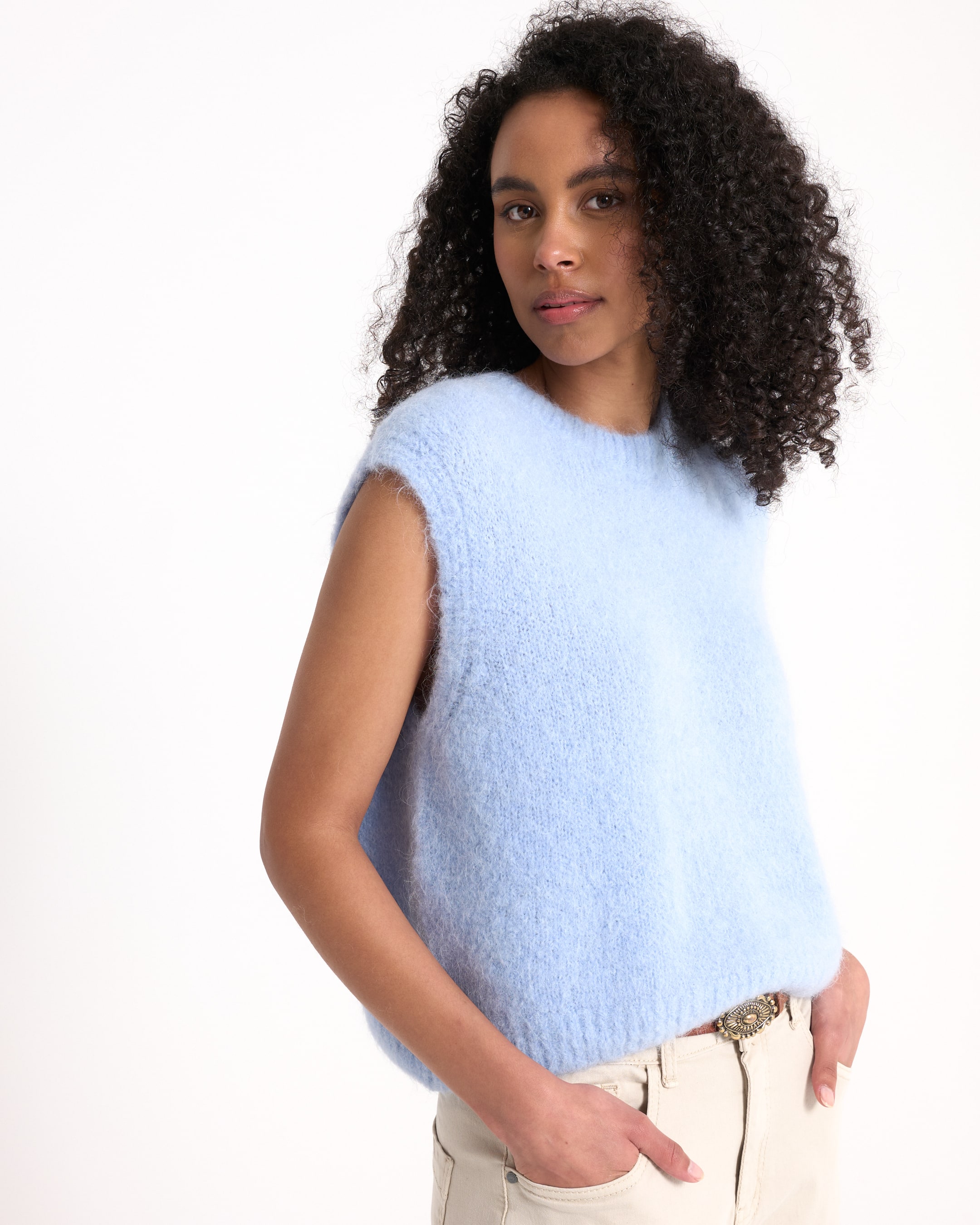 mouwloos trui, lichtblauw, gebreide top, fluwelige textuur, damestop