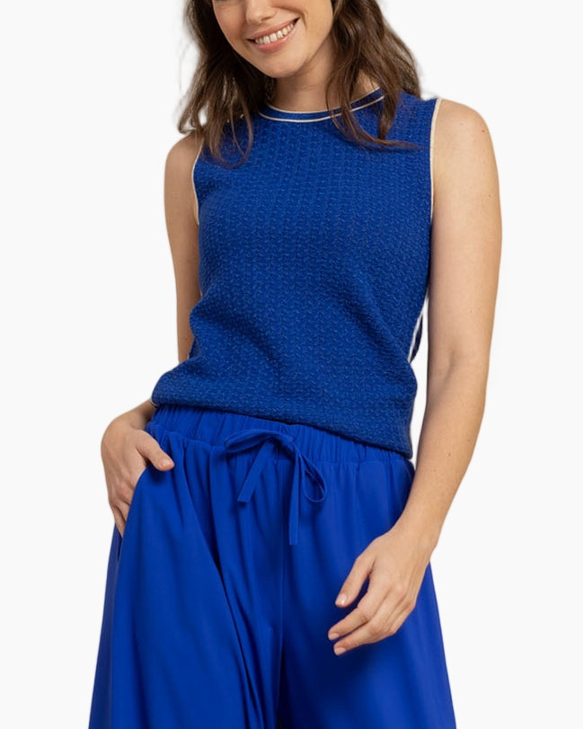blauw top, mouwloos, textured breipatroon, kraag zonder mouwen, blauwe broeken