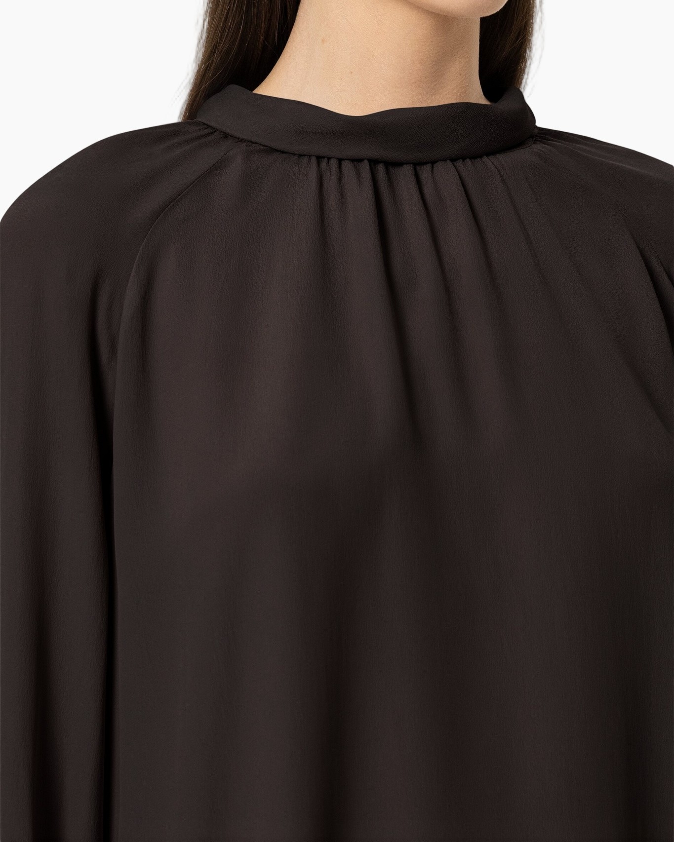 top, blouse, bruin, hoge hals, plooien