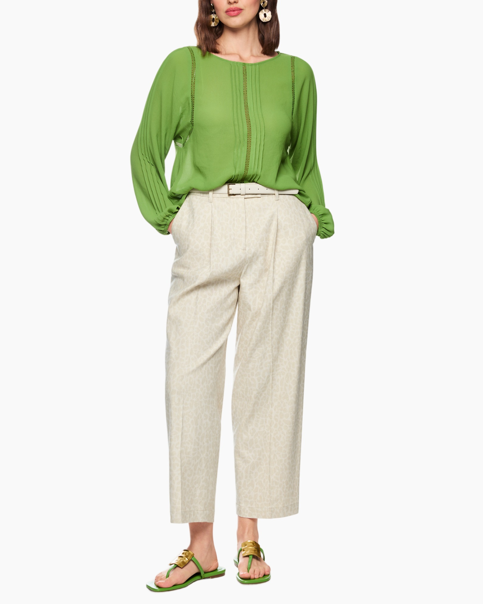 groene blouse, gelaagde mouwen, versierde zoom, beige wijde broek, leerriem