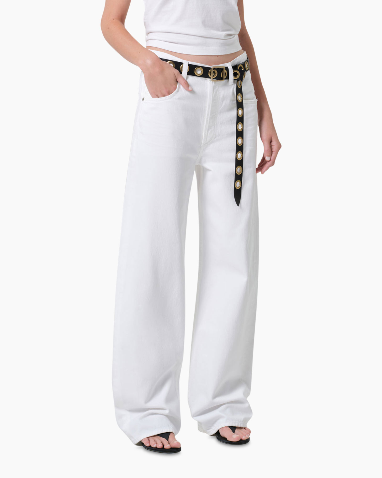 witte broek, wijd uitlopend, jeans, riem, kleur wit