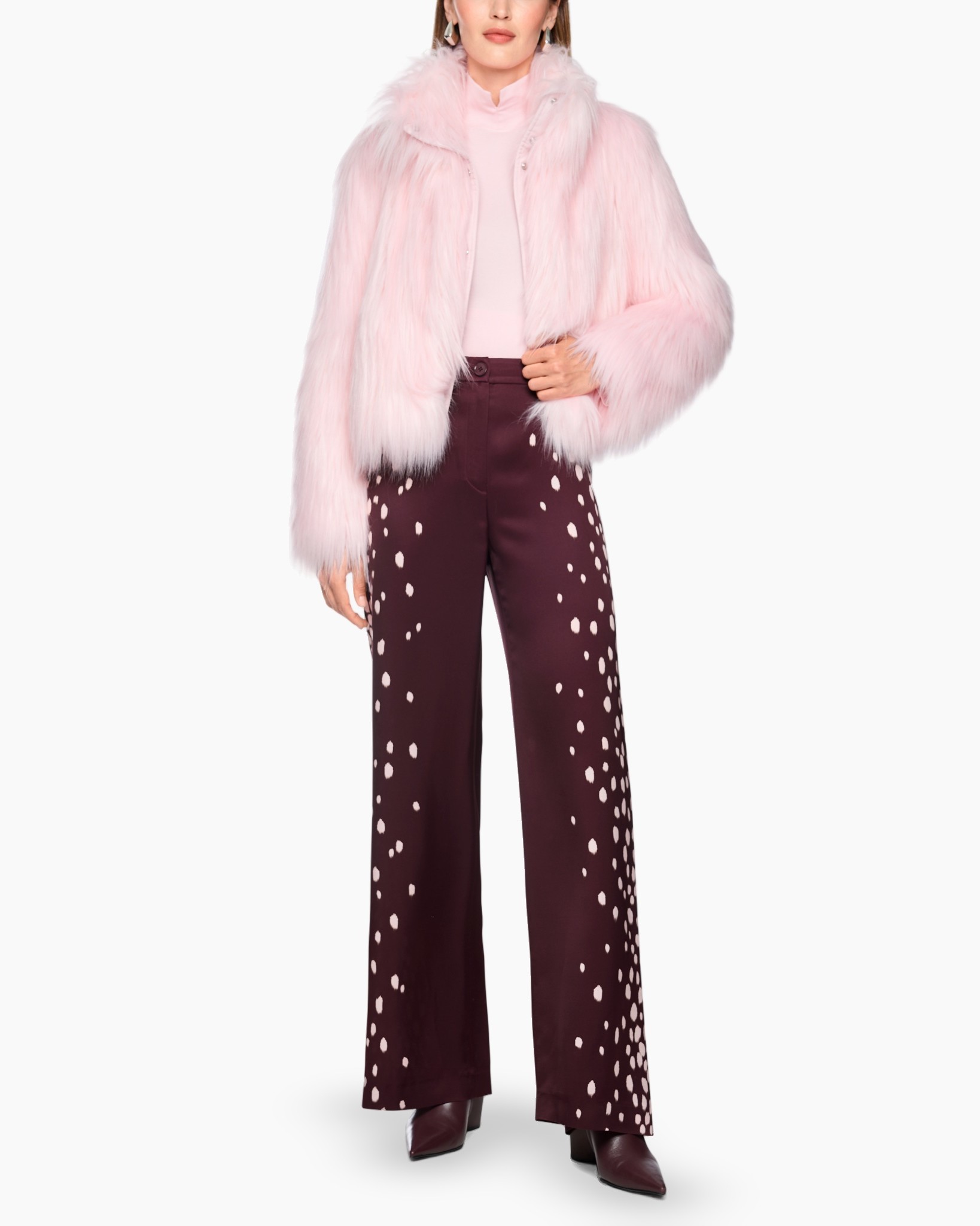 roze bontjas, nep bont, lichte roze, wijde broek, polkadot patroon