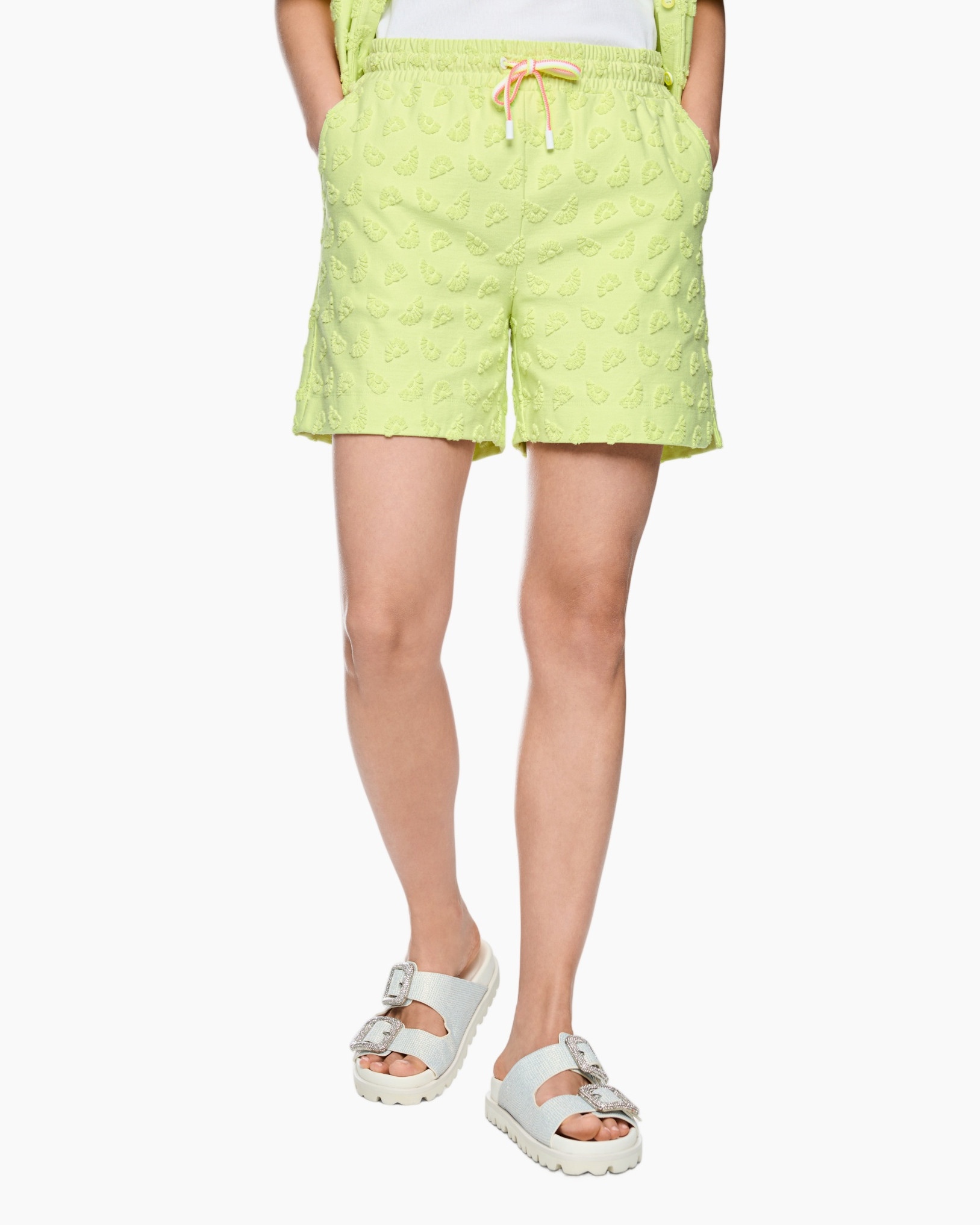 broeken, trekkoord, limegroen, patroonn, sandalen