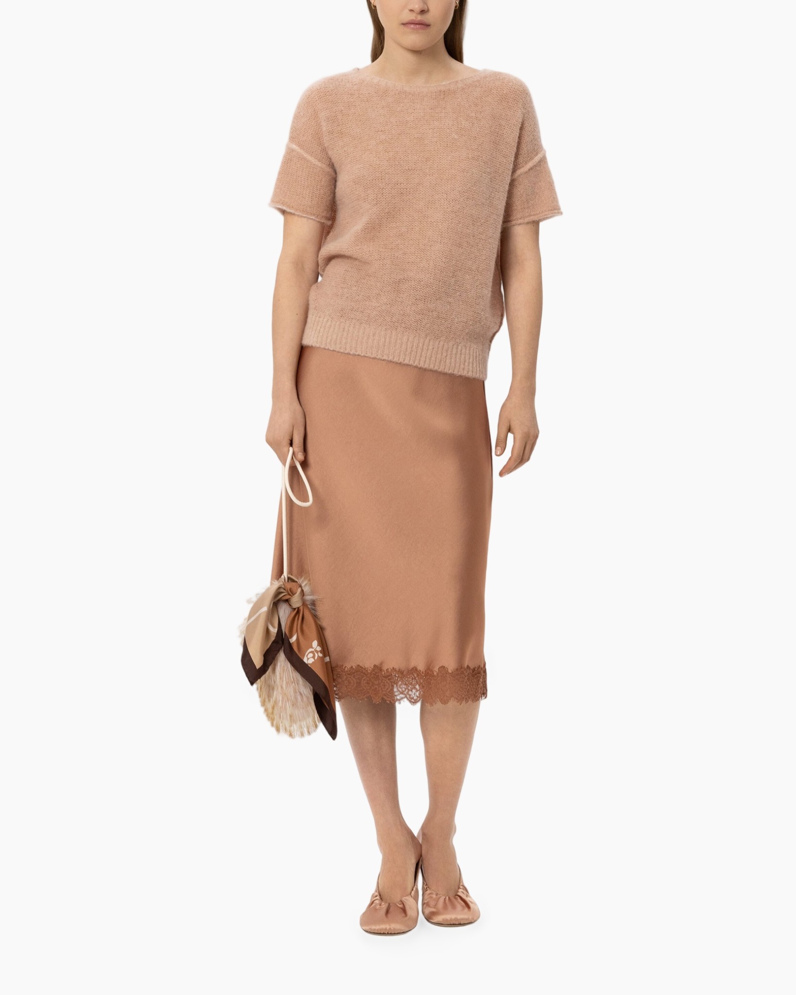 gebreide trui, korte mouwen, roze-beige, midi rok,  kanten zoom