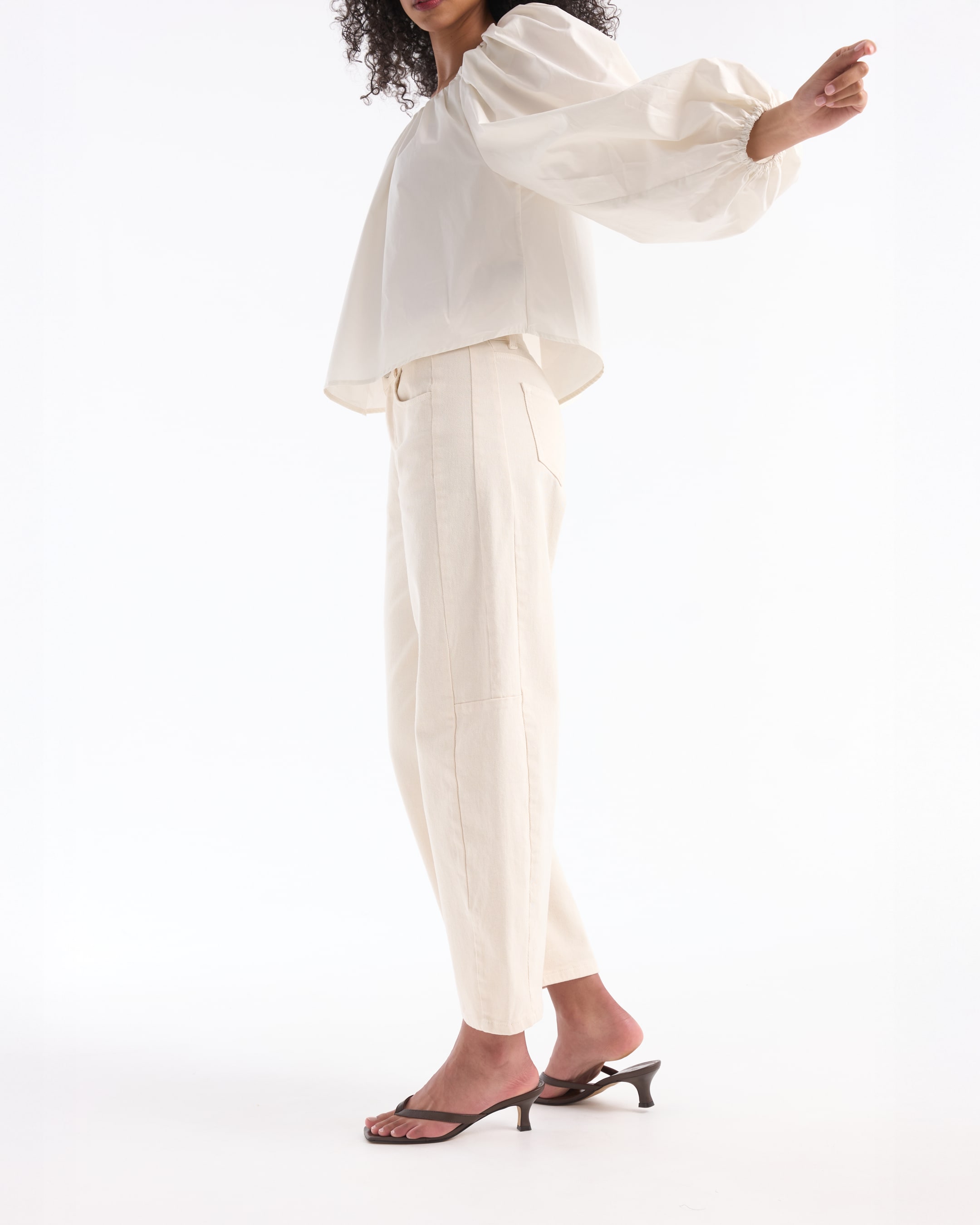 cream pants, high-waisted, linen look, slim fit, open-toe sandals