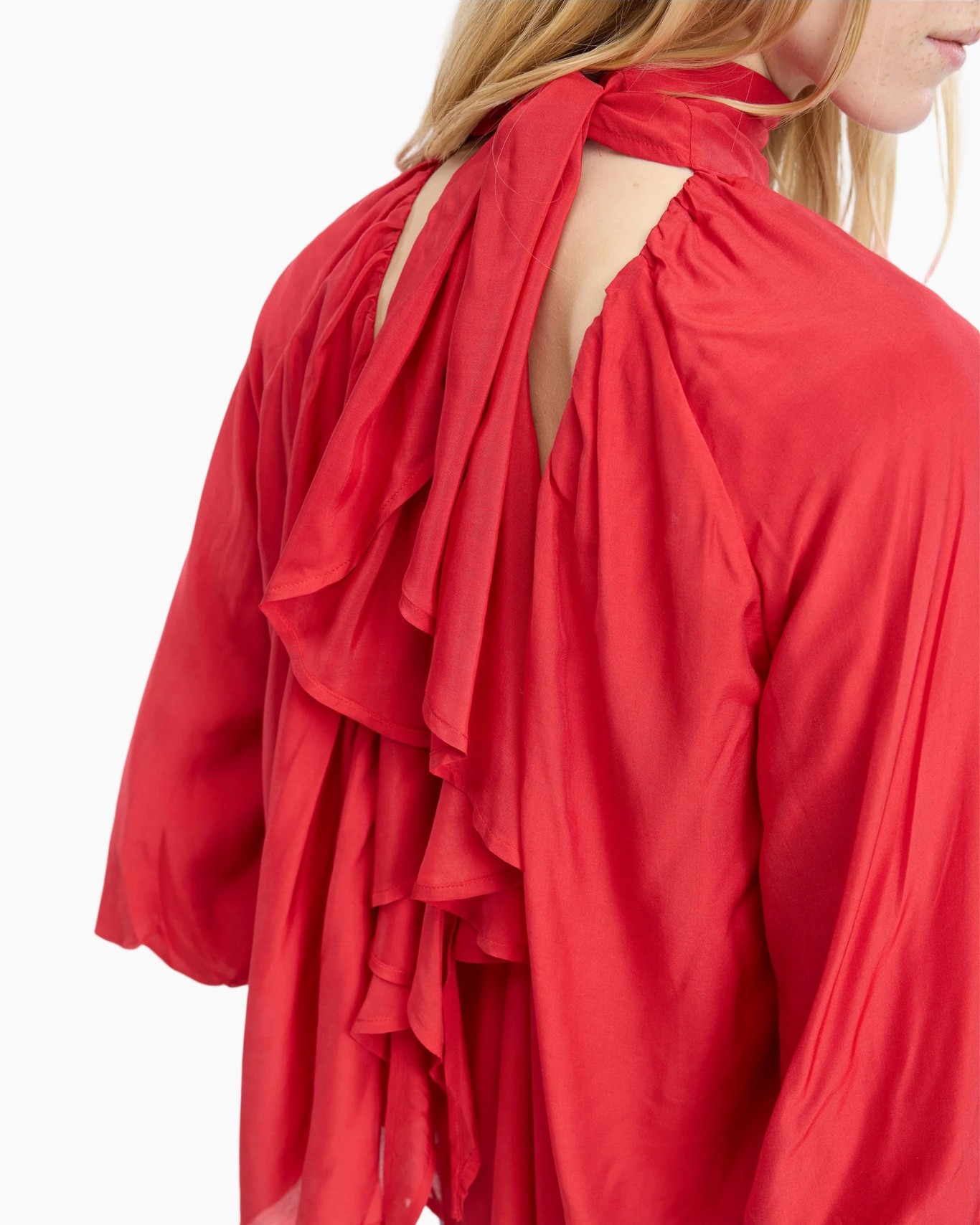 rode blouse, ruches, striksluiting bij hals, open rug, lange mouwen