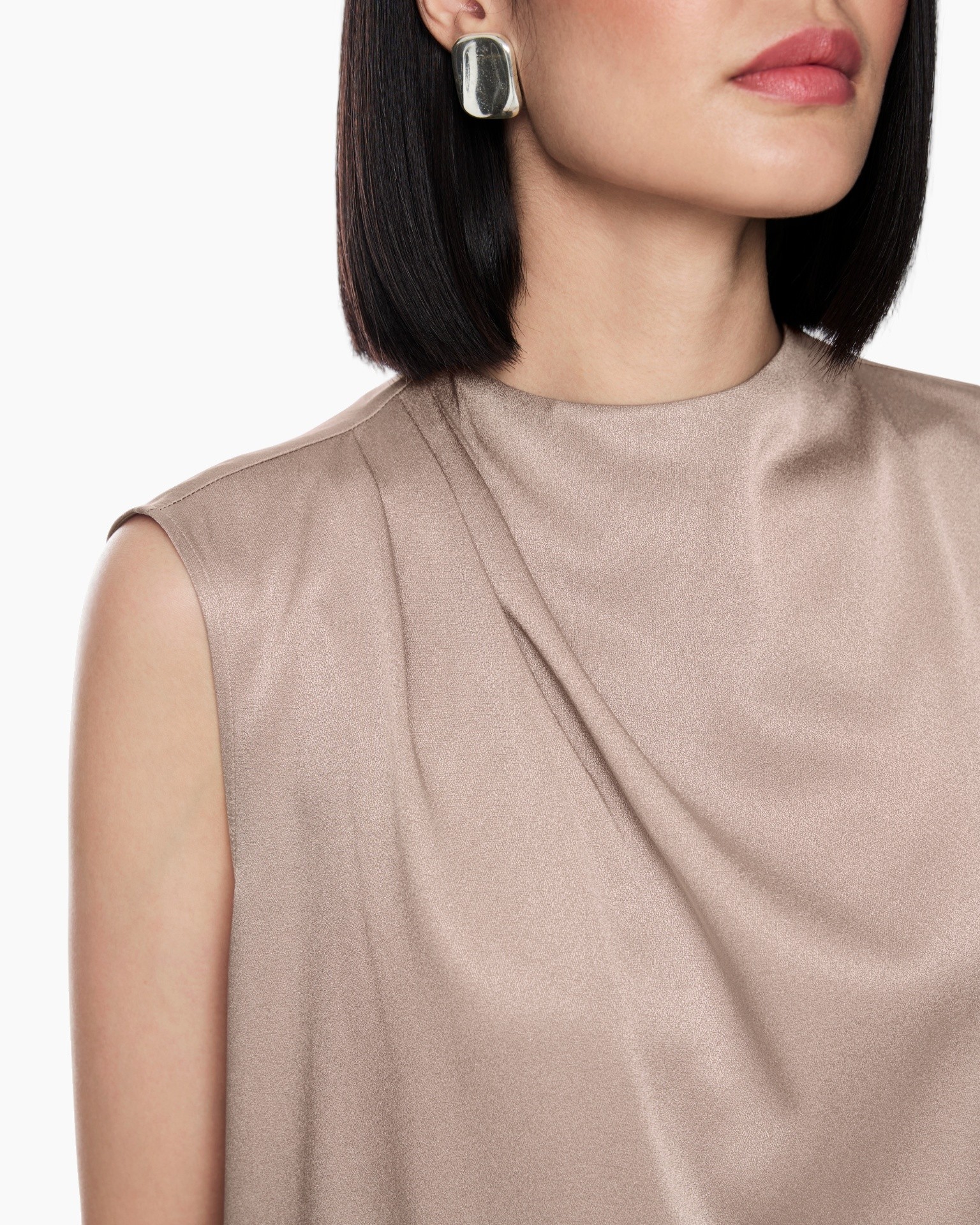 mouwloze top, zachte satijn, hoge hals, beige, oorbel