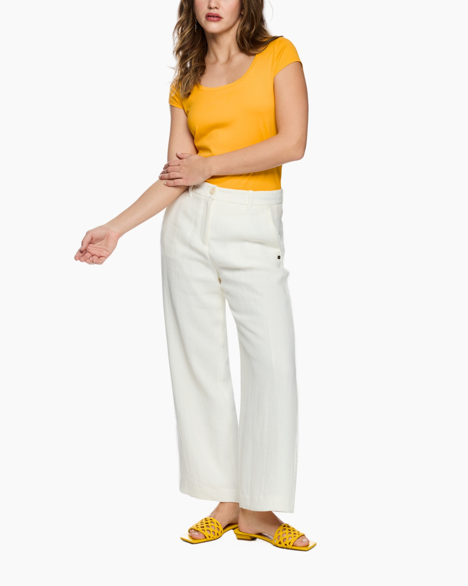 t-shirt, solid, oranje, kort mouw, broek, wijdere leg, wit, slipper met open tenen