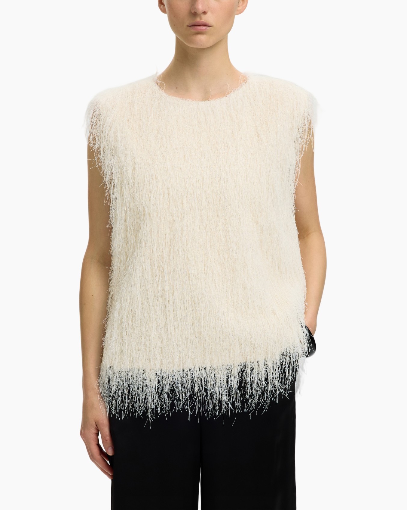 fuzzy top, crème trui, textured knit, fringe hem, mouwloos top