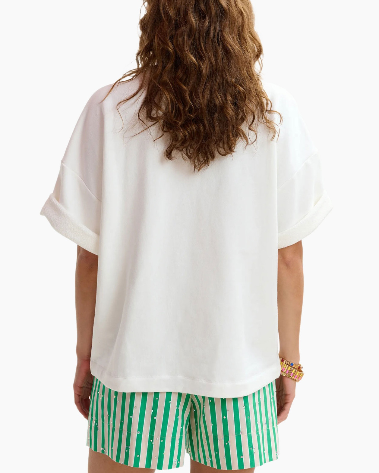 witte trui, borduursel, korte mouwen, losse pasvorm, groene gestreepte short