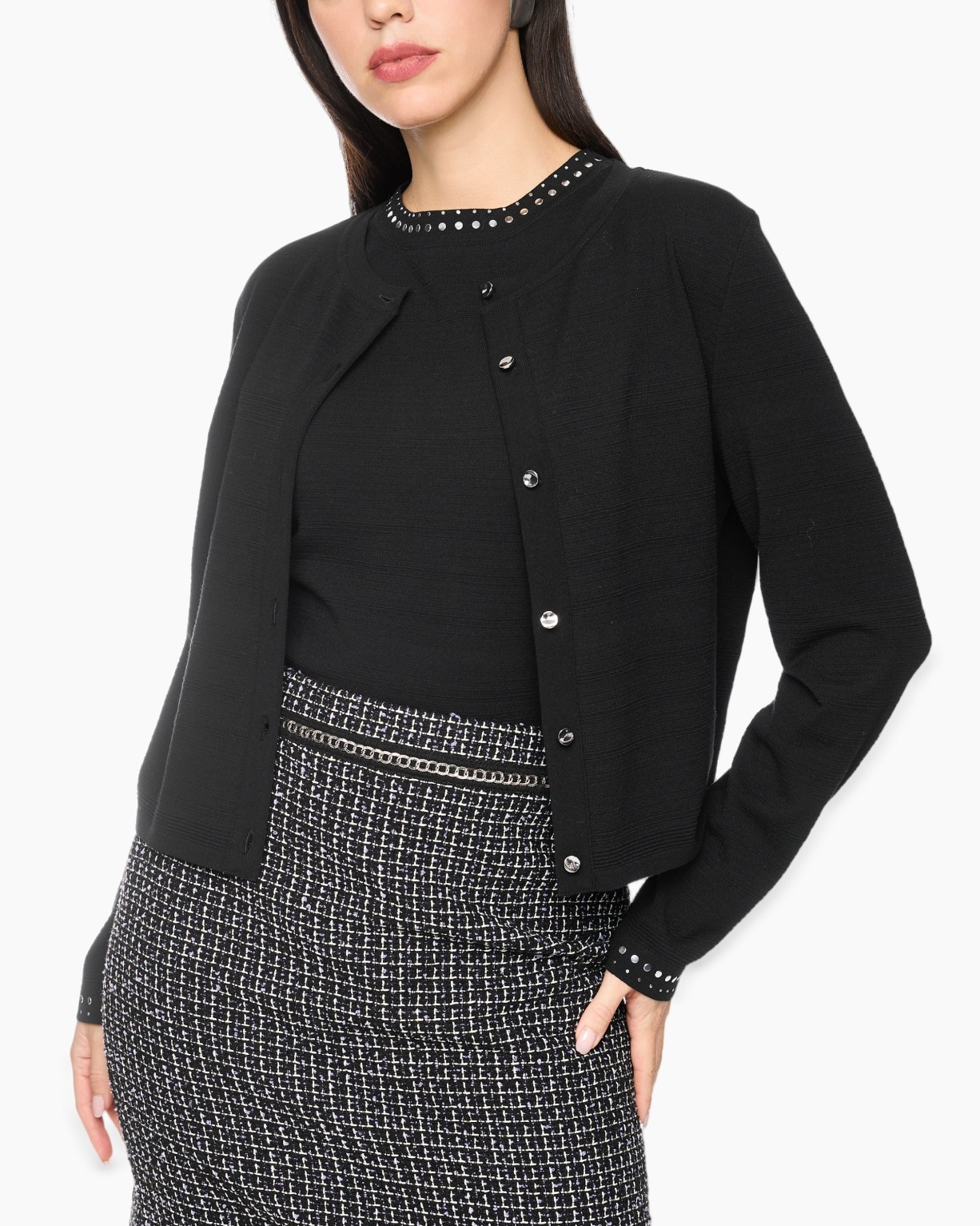 zwart cardigan, zilveren knopen, versierde halslijn, textured breisel, zwart rokje