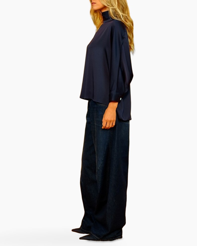 navy blouse, turtleneck, lange mouwen, losse pasvorm, donkere jeans