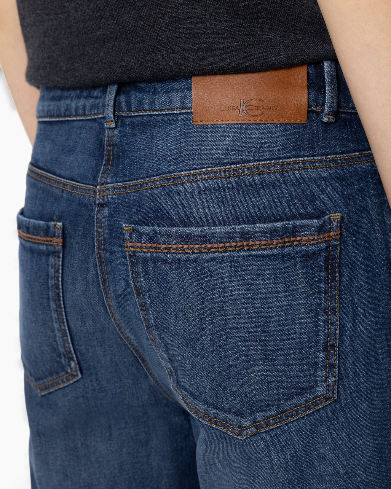 spijkerbroek, wijd uitlopende pasvorm, denim, bruine riem, uitlopende zoom