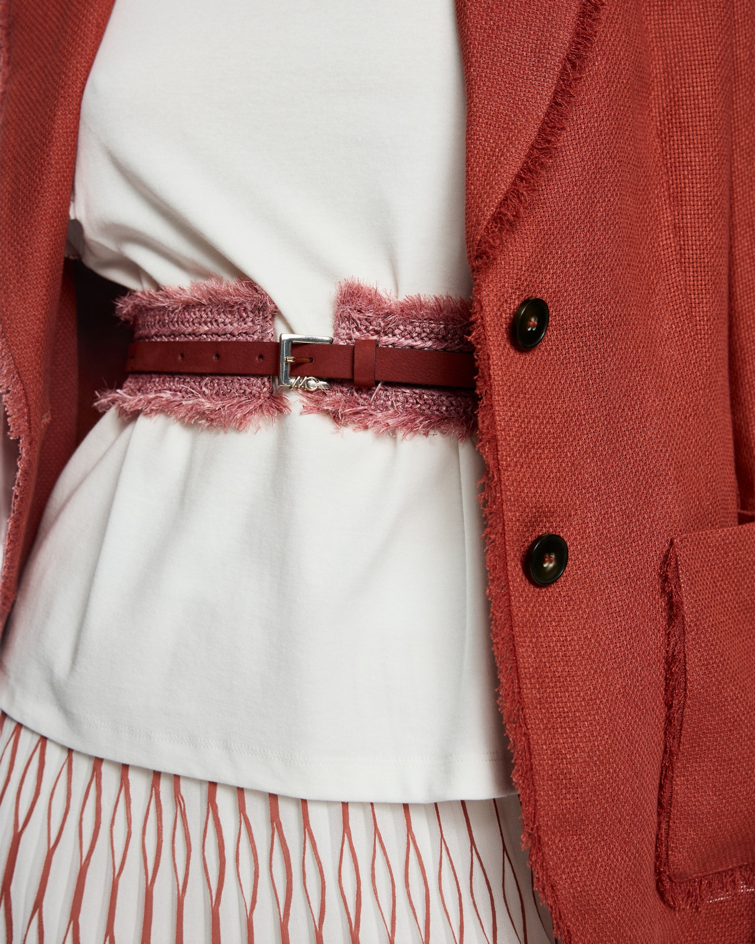 riem, taille, fringed riem, witte top, rode cardigan