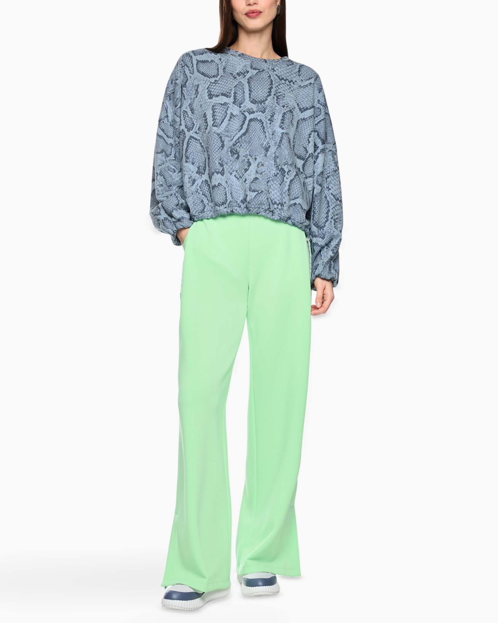 slangenprint, slangenhuid, lossenblouse, pofmouwen, groene wijde broek