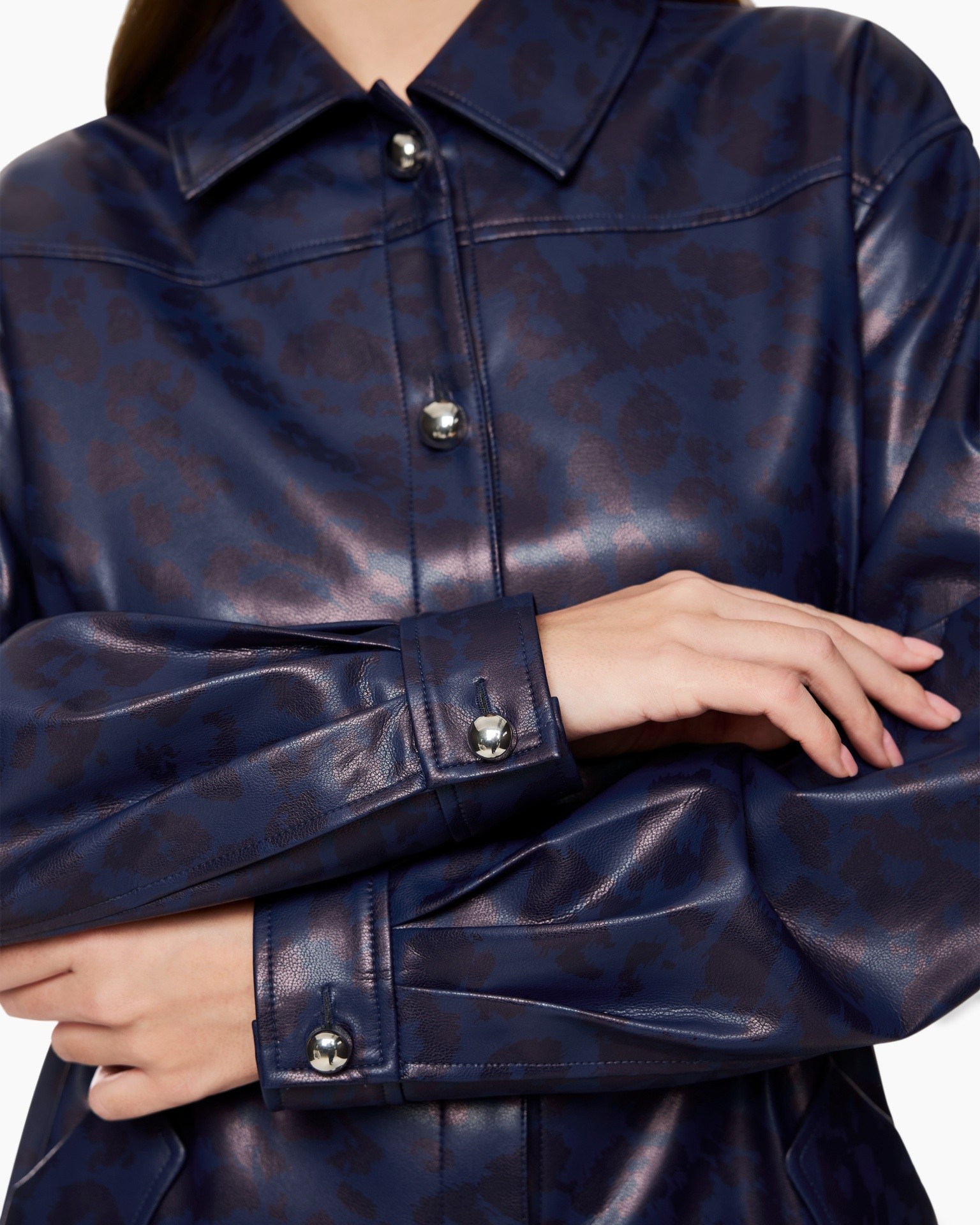 leerjer blouse, donkerblauw, metalen drukknopen, lange mouwen, kraagshirt