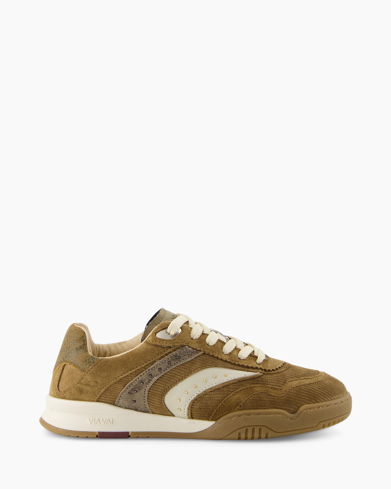 sneaker, bruin, suede, witte zool, vetersluiting