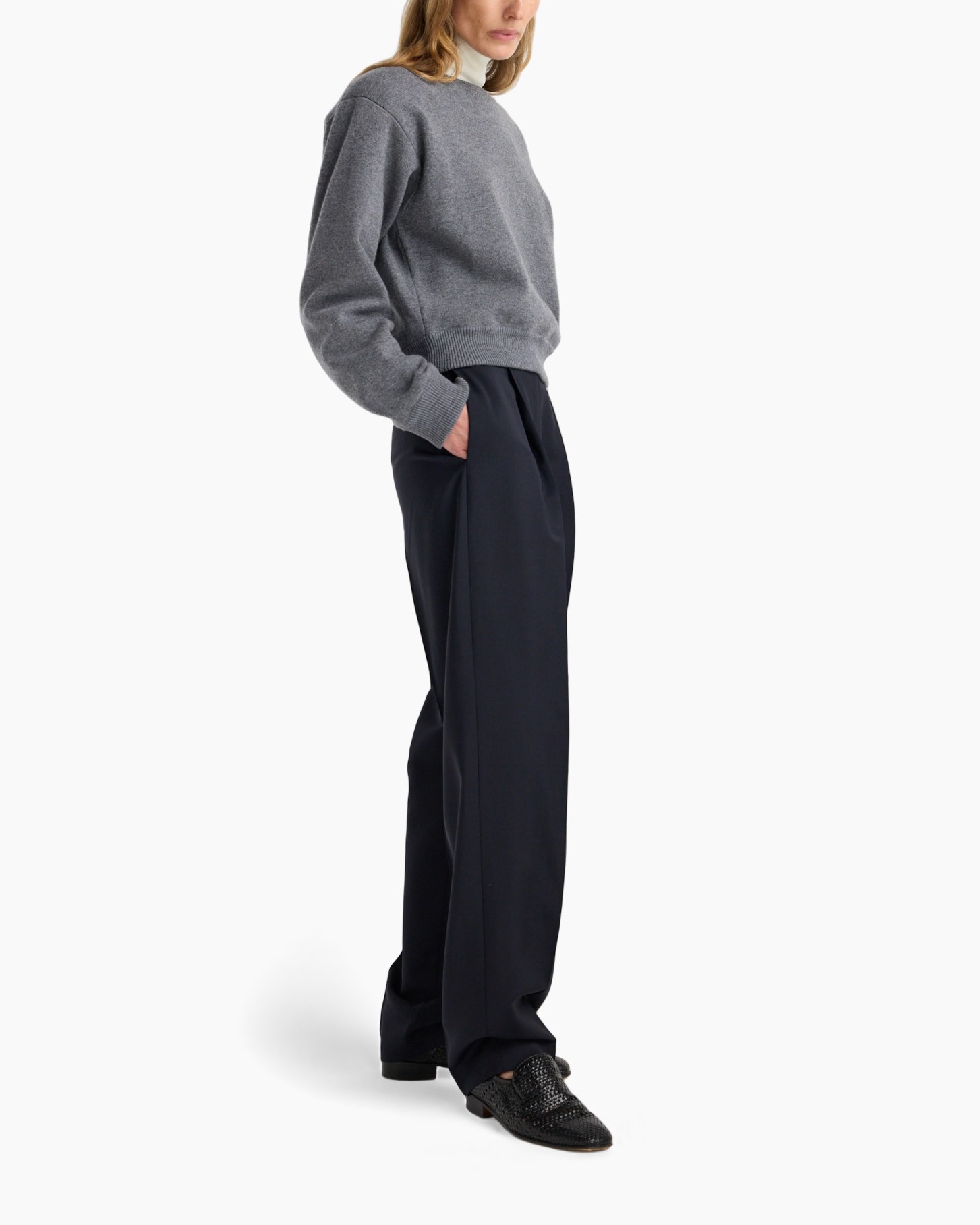 grijze trui, rughals, lange mouwen, losse pasvorm, navy-broek