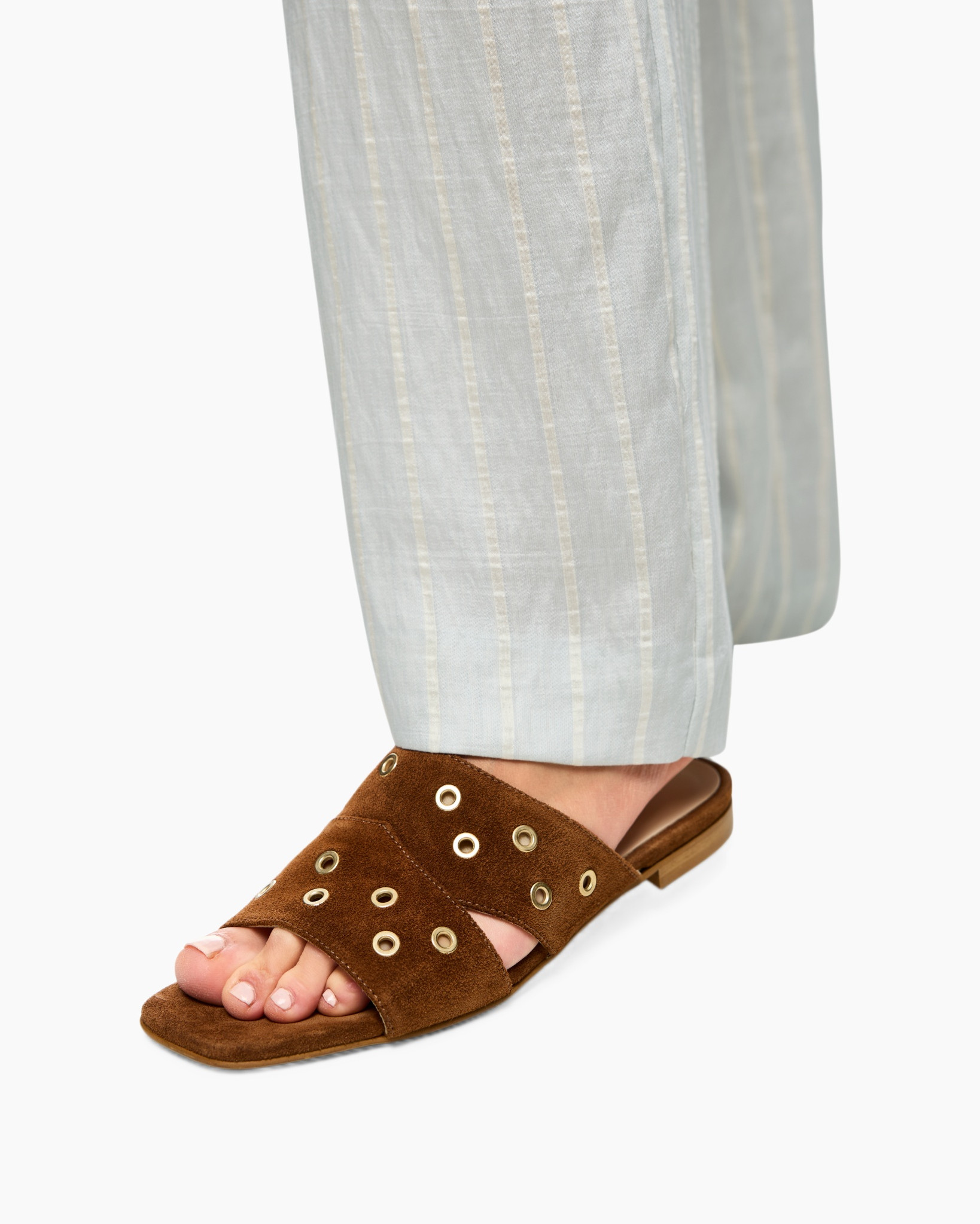 sandalen, open teen, bruin suède, suède, ringen ogen decoratief