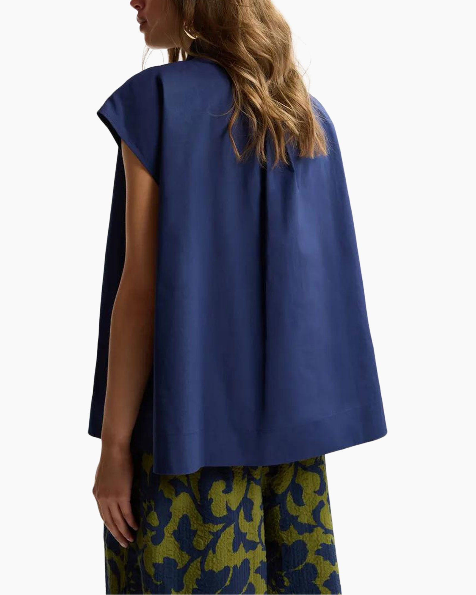 top, sleeveless, navy blue, bow tie, aloha style?