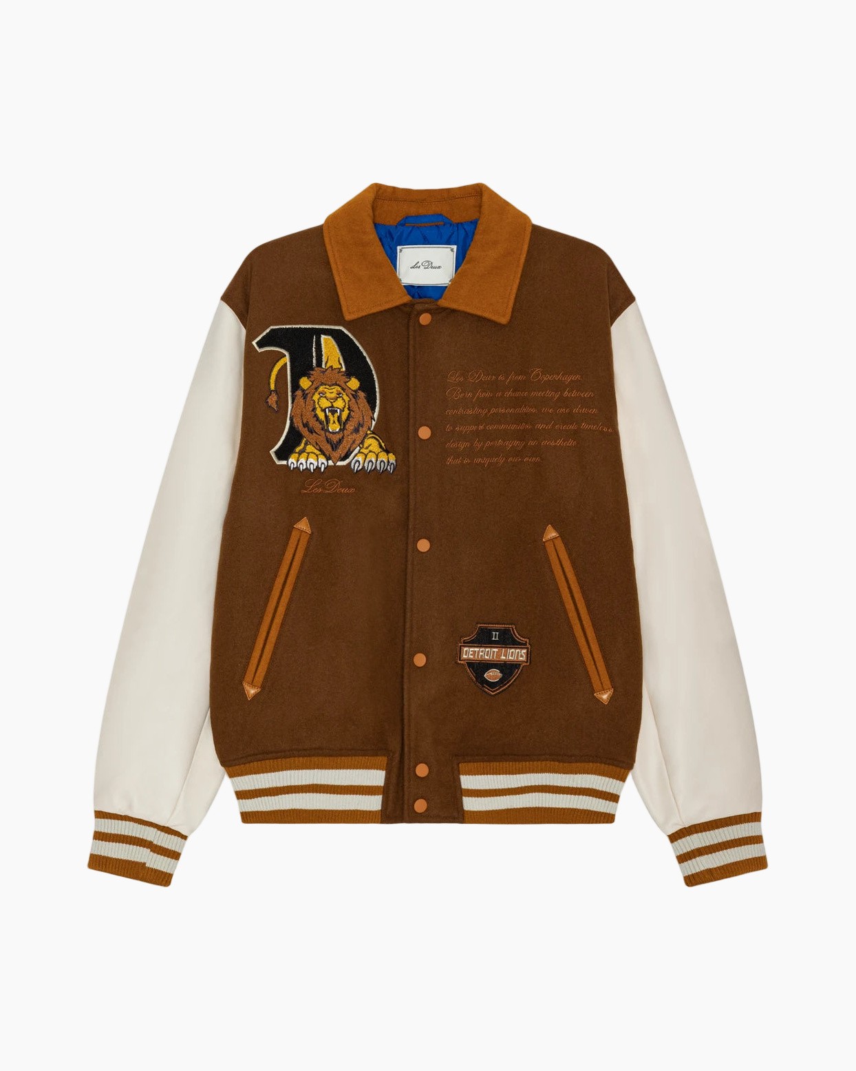 collegejack, bruin lijf, witte mouwen, geborduurde patches, gestreepte ribboorden