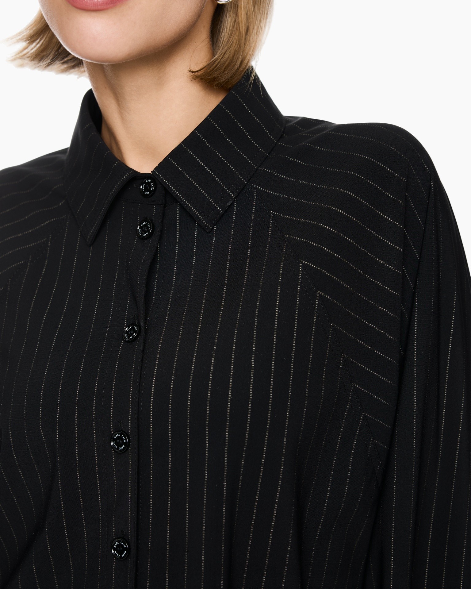 zwart shirt, strepen, kraag overstijg, knopen shirt, lange mouwen