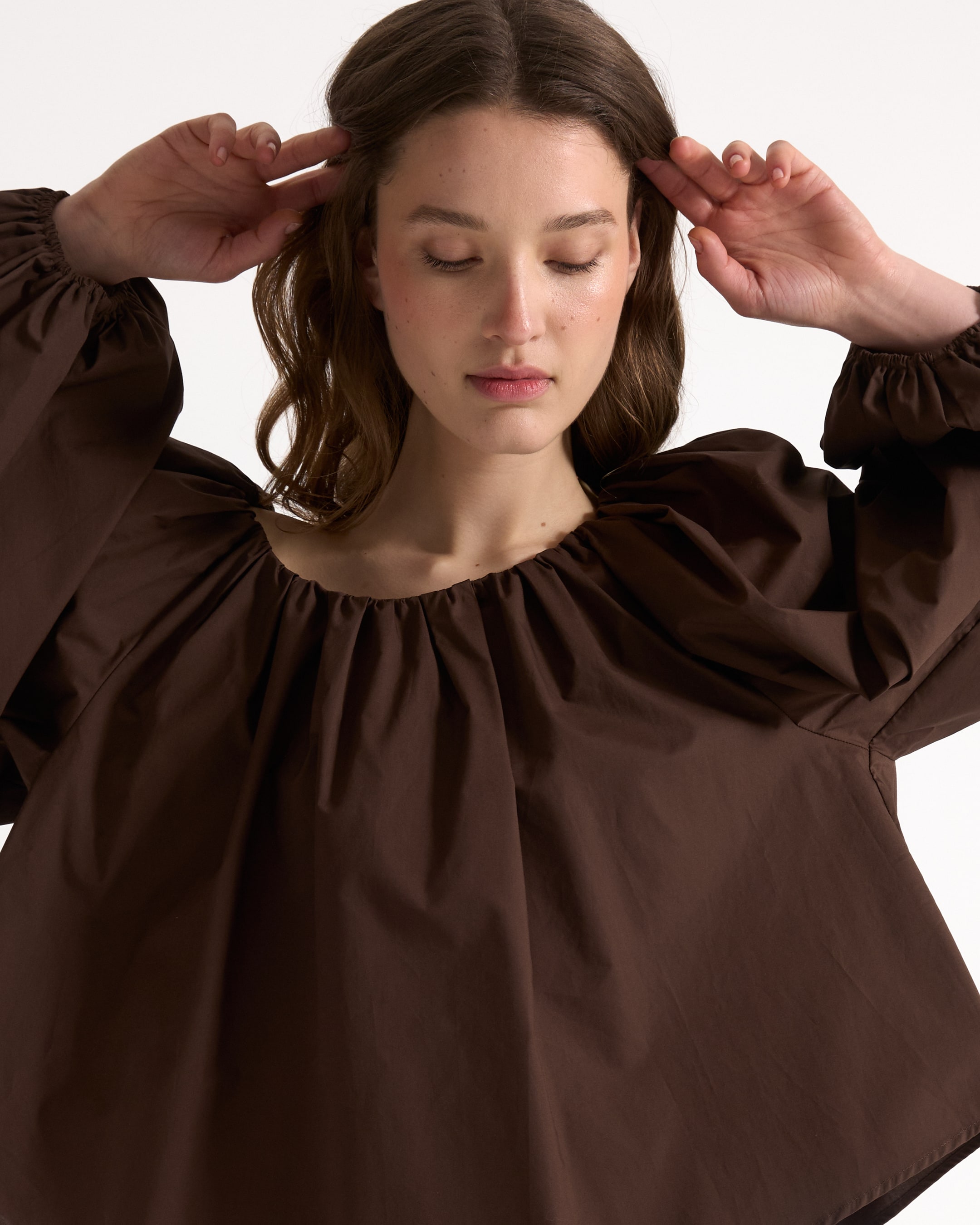 een-schouder, bruin, lange-mouwen, blouse, broeken-set