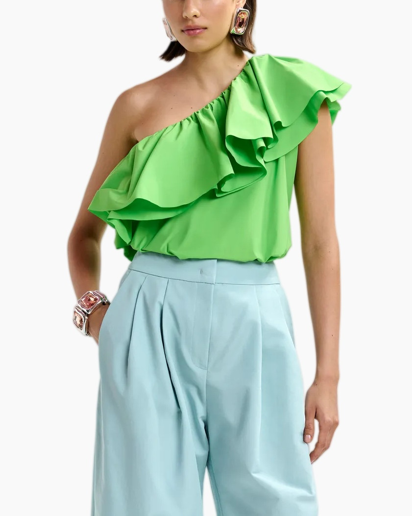 één-schouder, geruffleerde-top, limegroen, stofmateriaal?, hoogtwaaiende-broek, lichtblauw-broek, statement-mouw