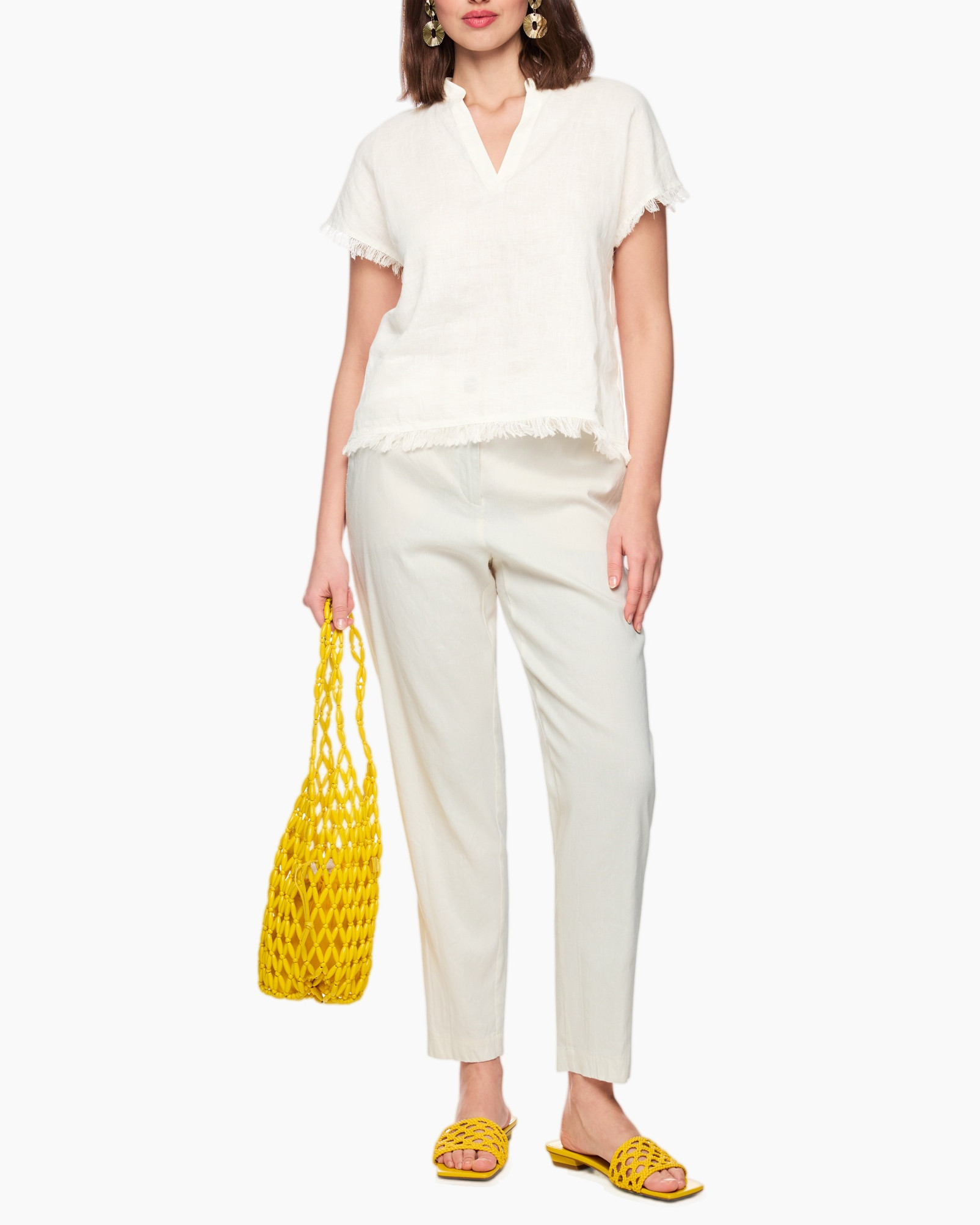 wit overhemd, gerafelde zoom, korte mouwen, lichte broek, gele tas