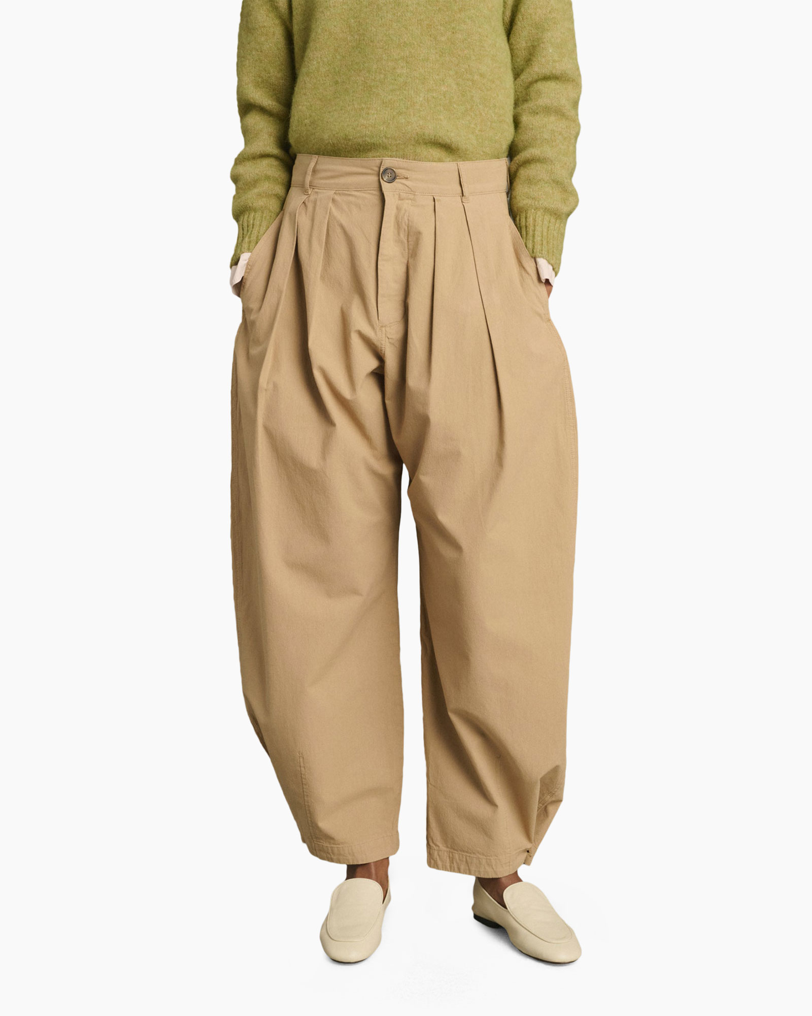 broek, khaki, wijd uitlopend, plooien, naderzaken