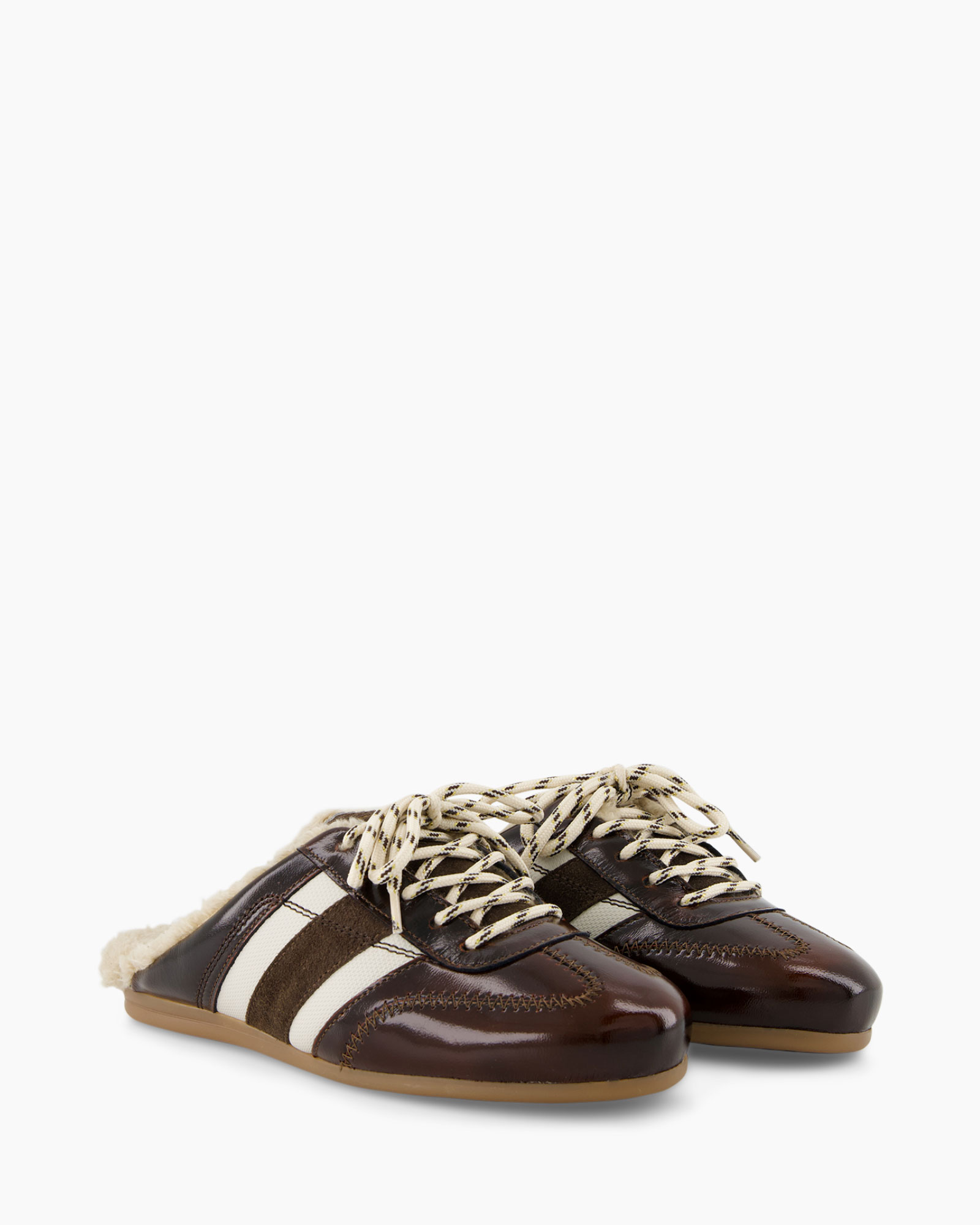 bruine schoenen, leer, sneakers, veters, witte strepen