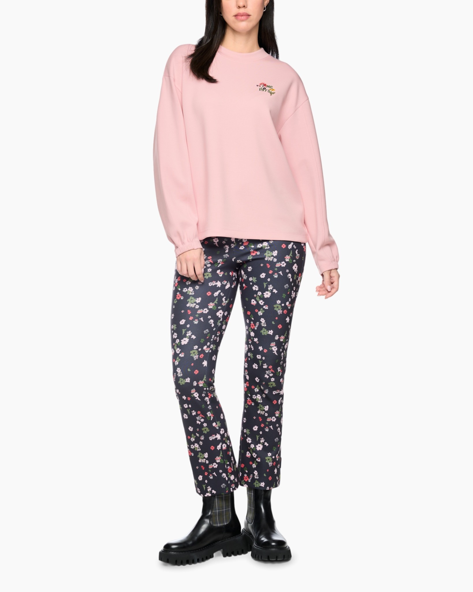 roze sweatshirt, lange mouw, roze fleece, borduurlogo, bloemige broek