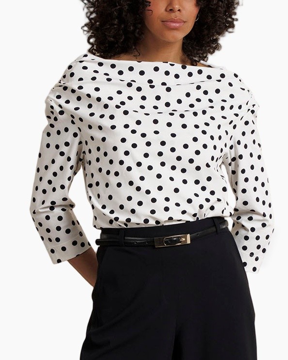 puntíkoltop, blouse wit, driekwartmouwen, spitsnek, zwarte broek