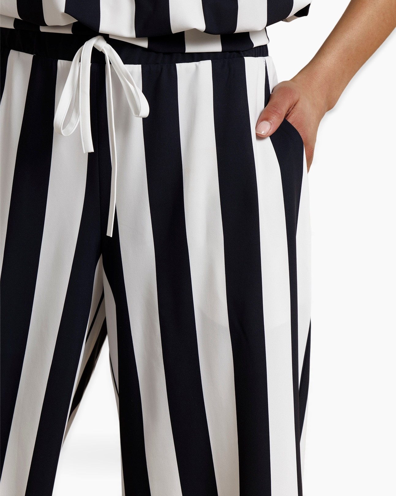 broek met strepen, zwart-witte strepen, touwceintuur, wijdere broekspijpen, zakken