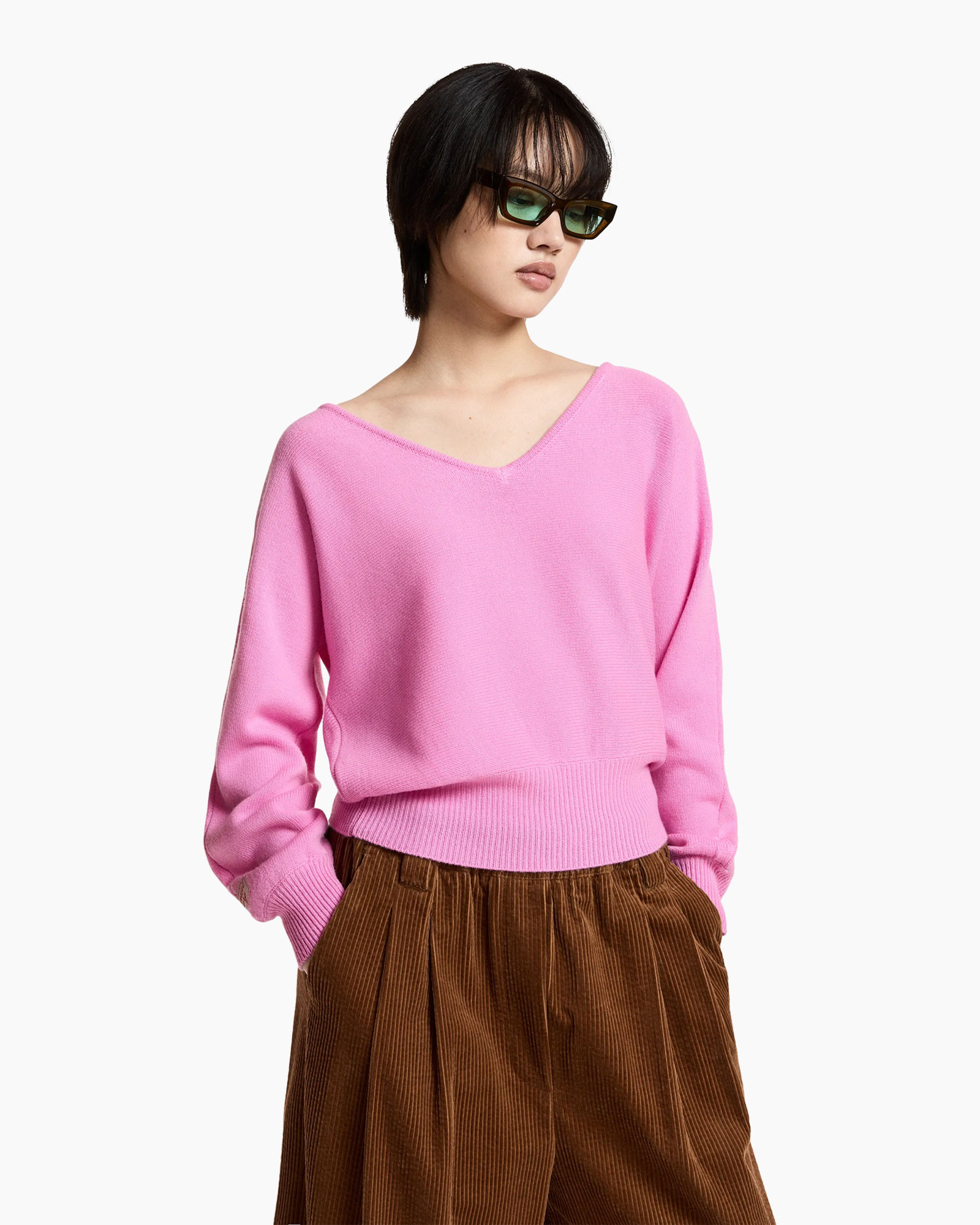 roze trui, v-hals, katoen breisel, lange mouwen, bruine corduroy broek