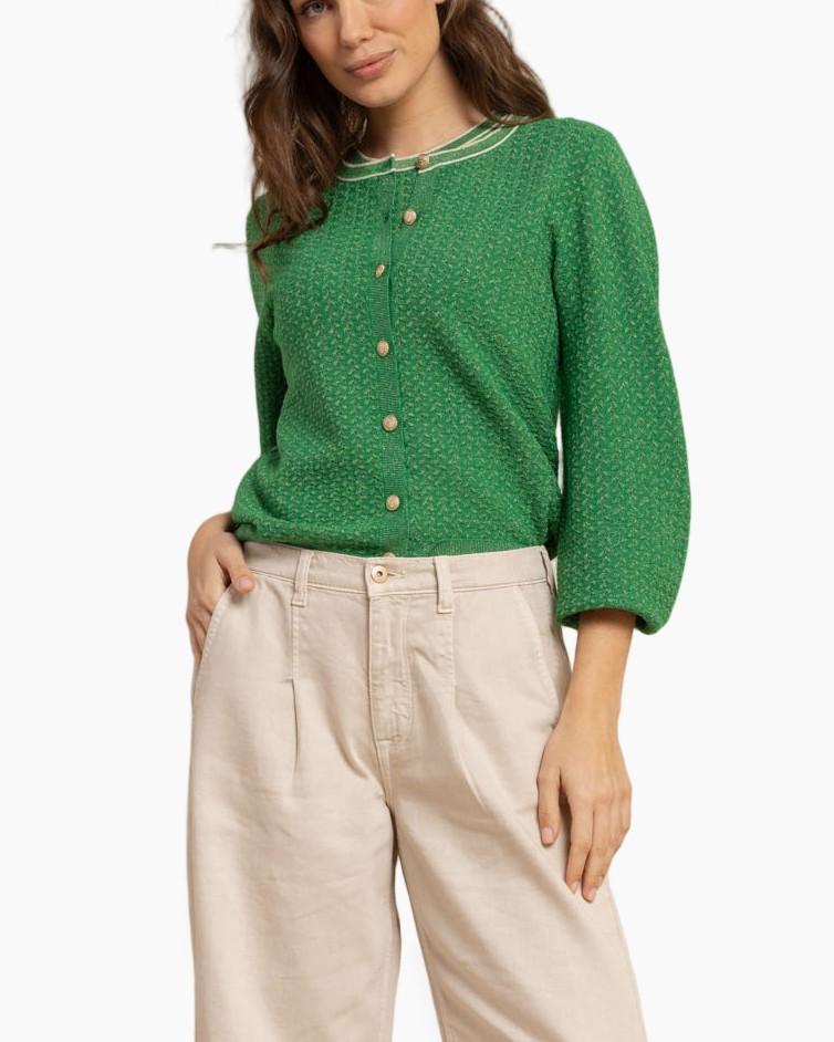 groene cardigan, knopjes cardigan, driekwart mouwen, brei top, beige broek