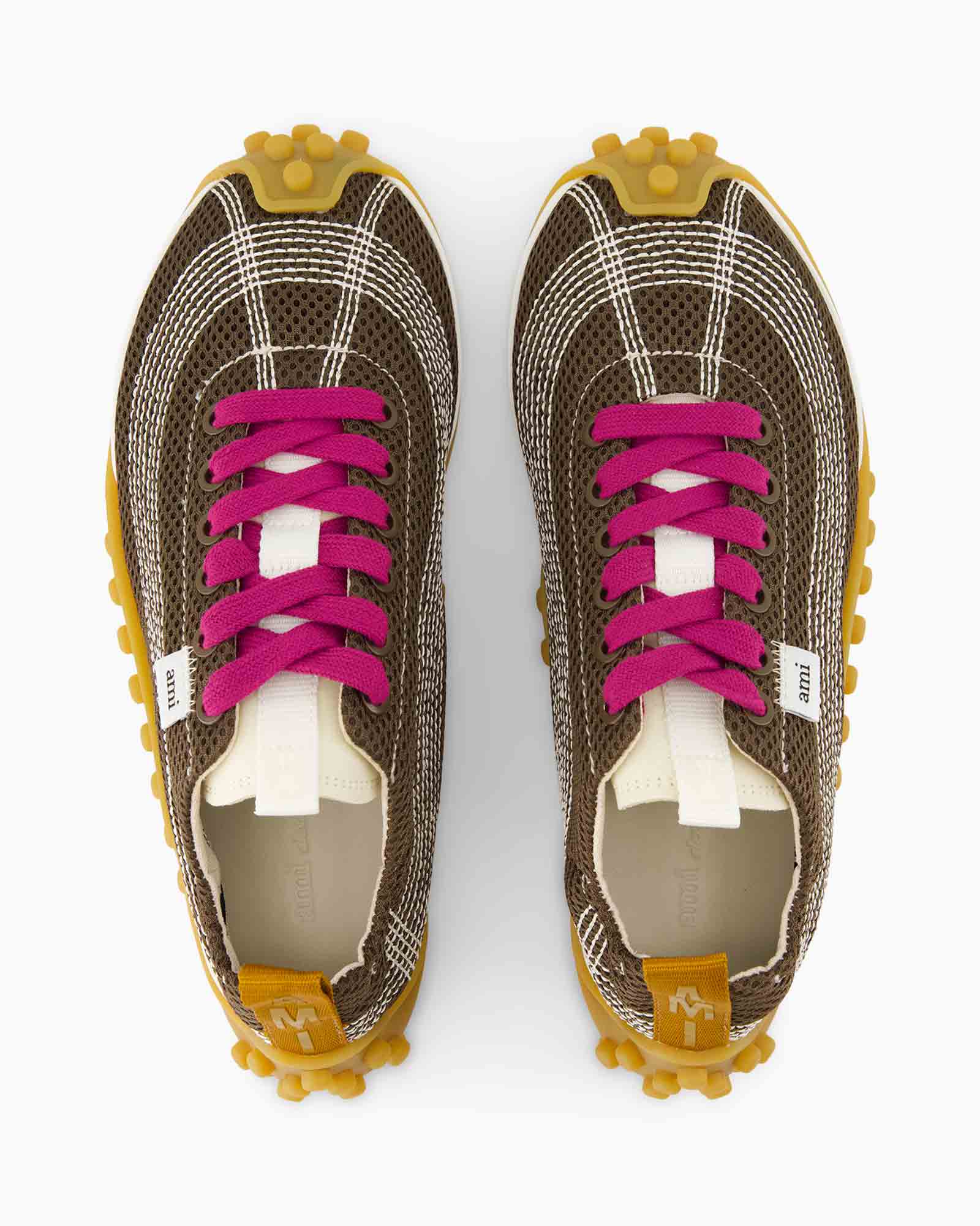 schoenen (running), bruin mesh, roze veters, gele buitenzool, tweeaantal paar