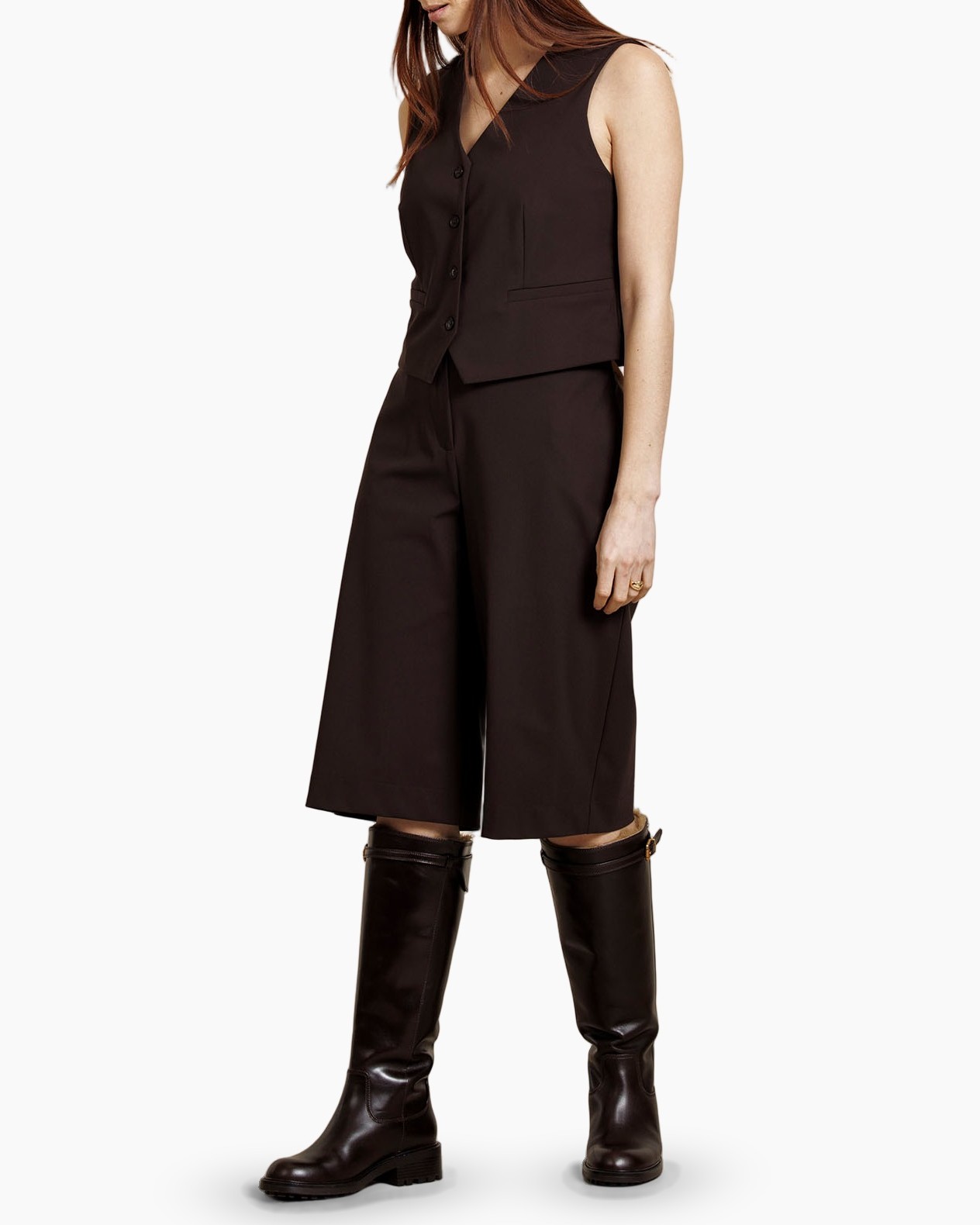 vest, top, shorts, knee-high boots, zwart