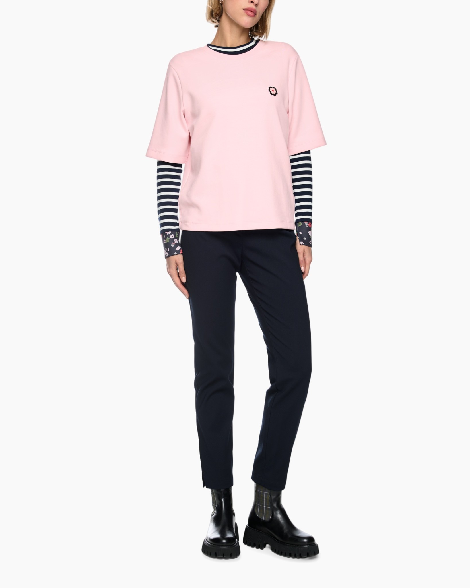 roze top, korte mouwen, t-shirt,  bloemensymbool, lagen mouwen
