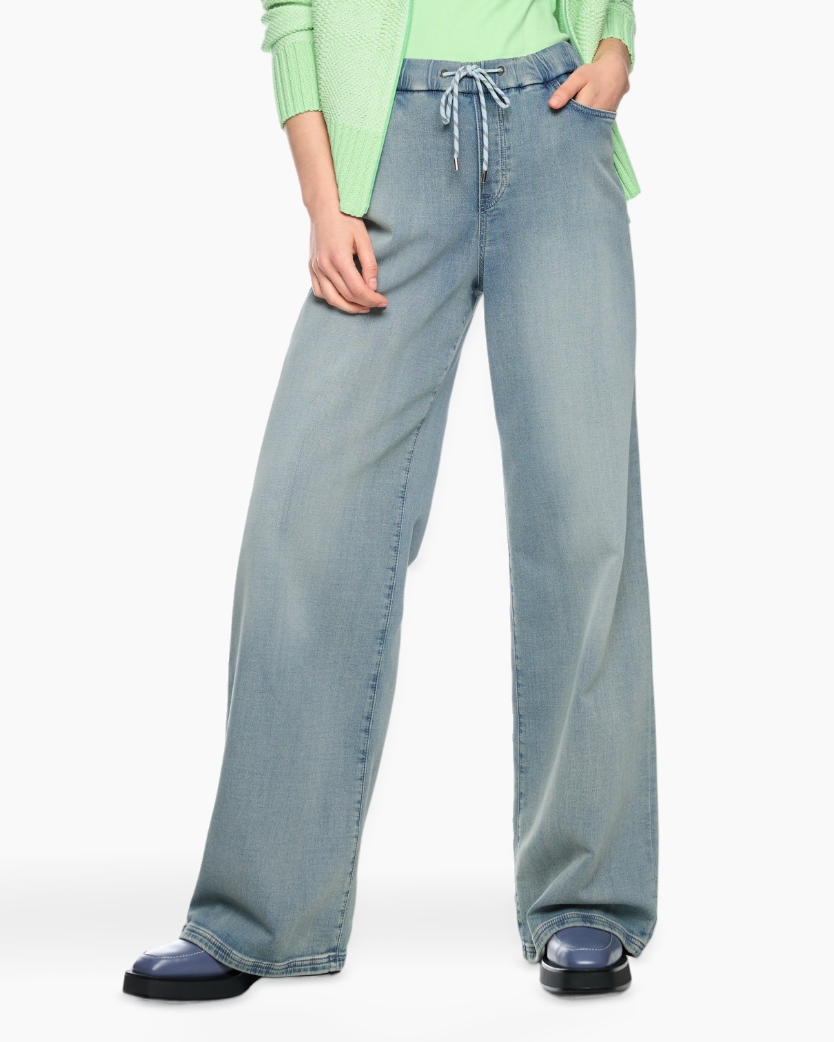 wijdere broek, lichtblauw, denim, touwsluiting, lose pasvorm, jeans, wijded broek, licht wash, drawstring, broek