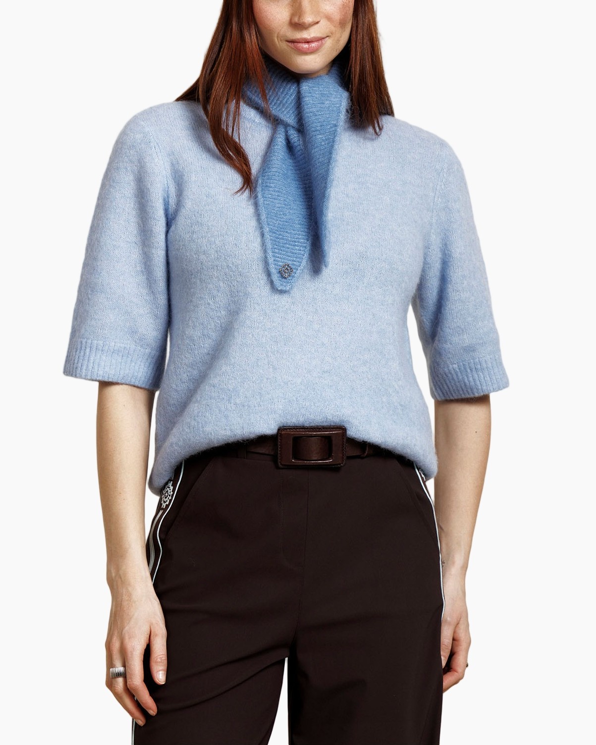 hemdloze?, blaues pullover, kniktrui?, hal Femin?, riemige broek