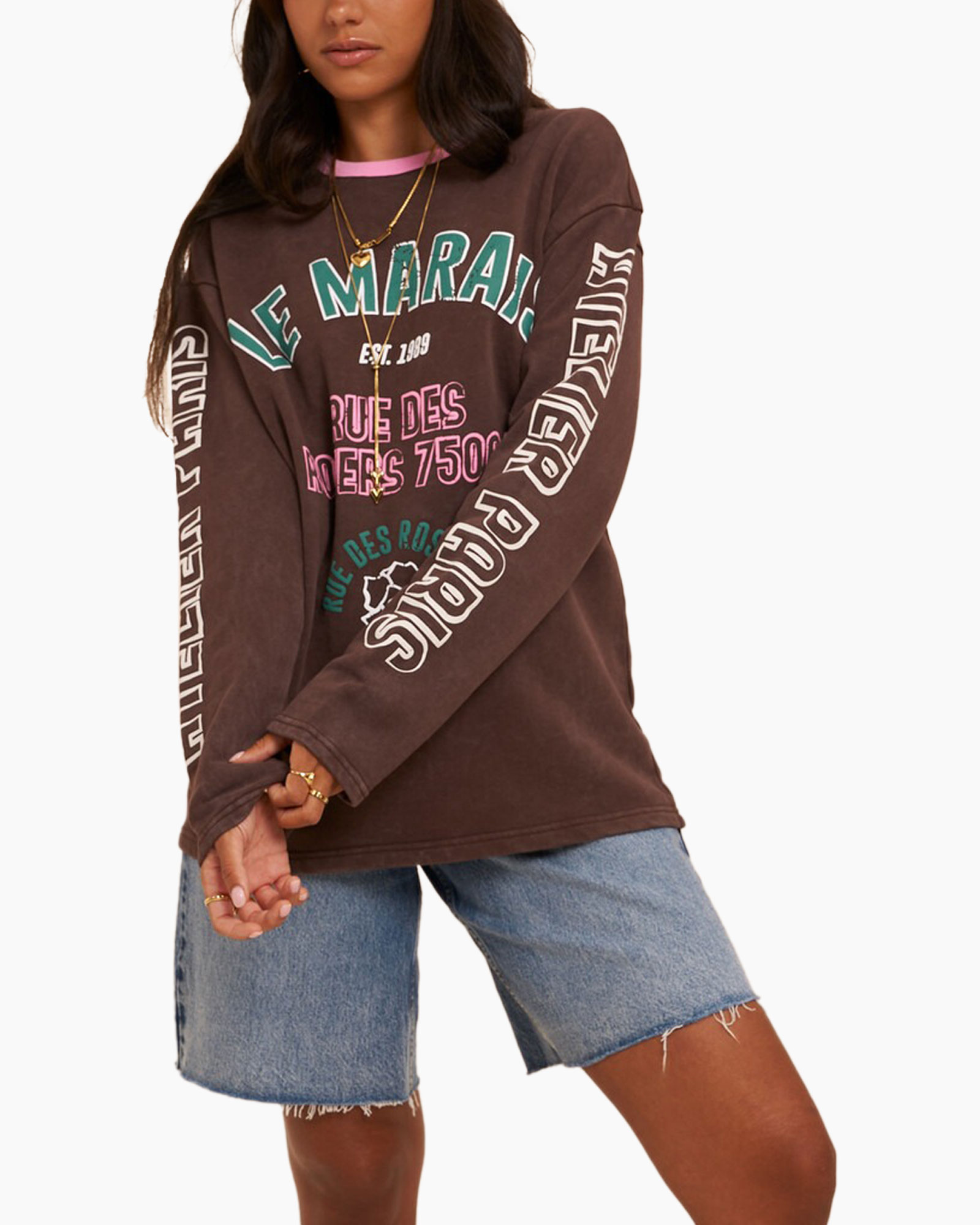 lange mouwen shirt, grafische shirt, bruine top, vet lettertype, denim shorts