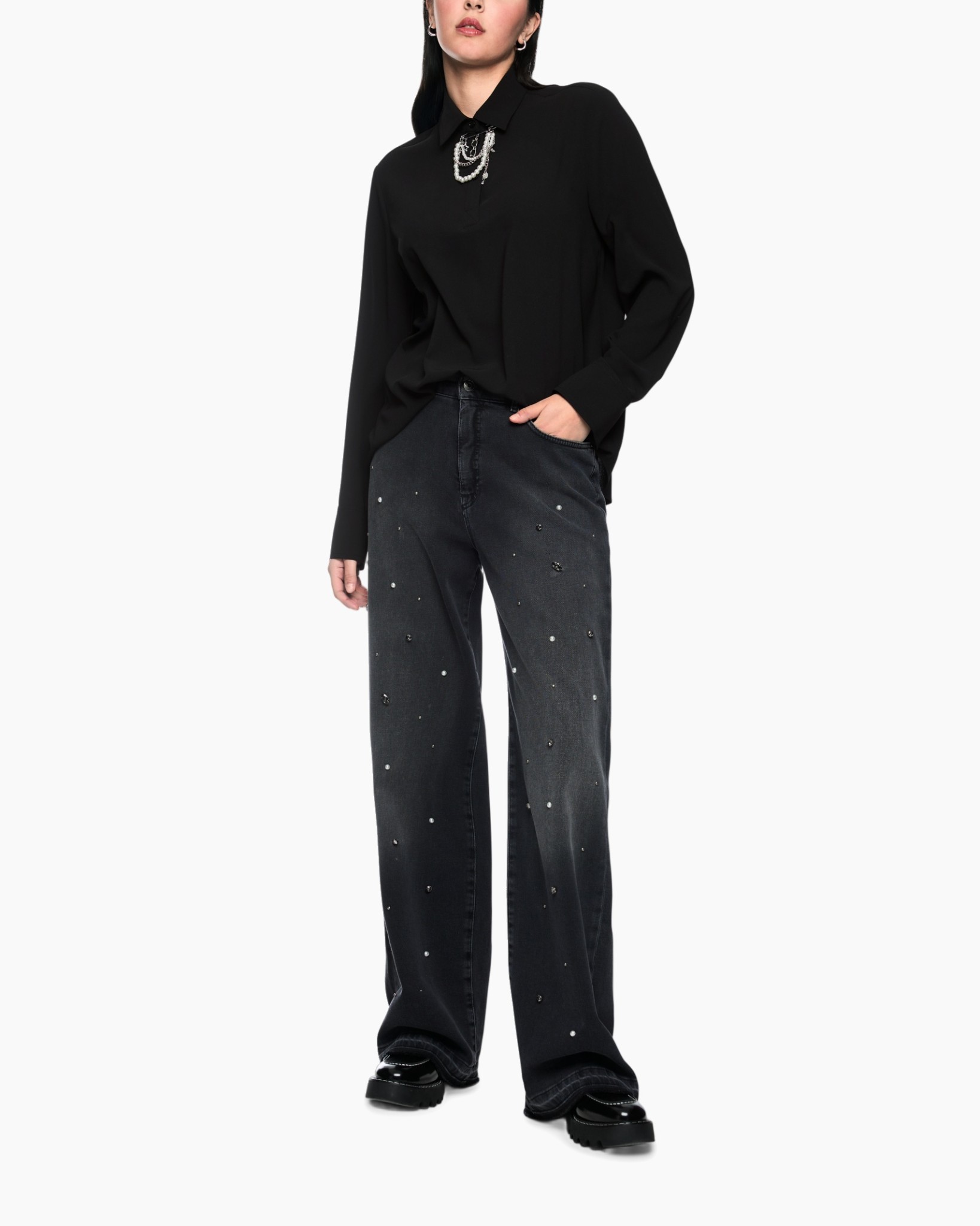 zwart shirt, lange mouwen, kraag, parelketting, losse broek