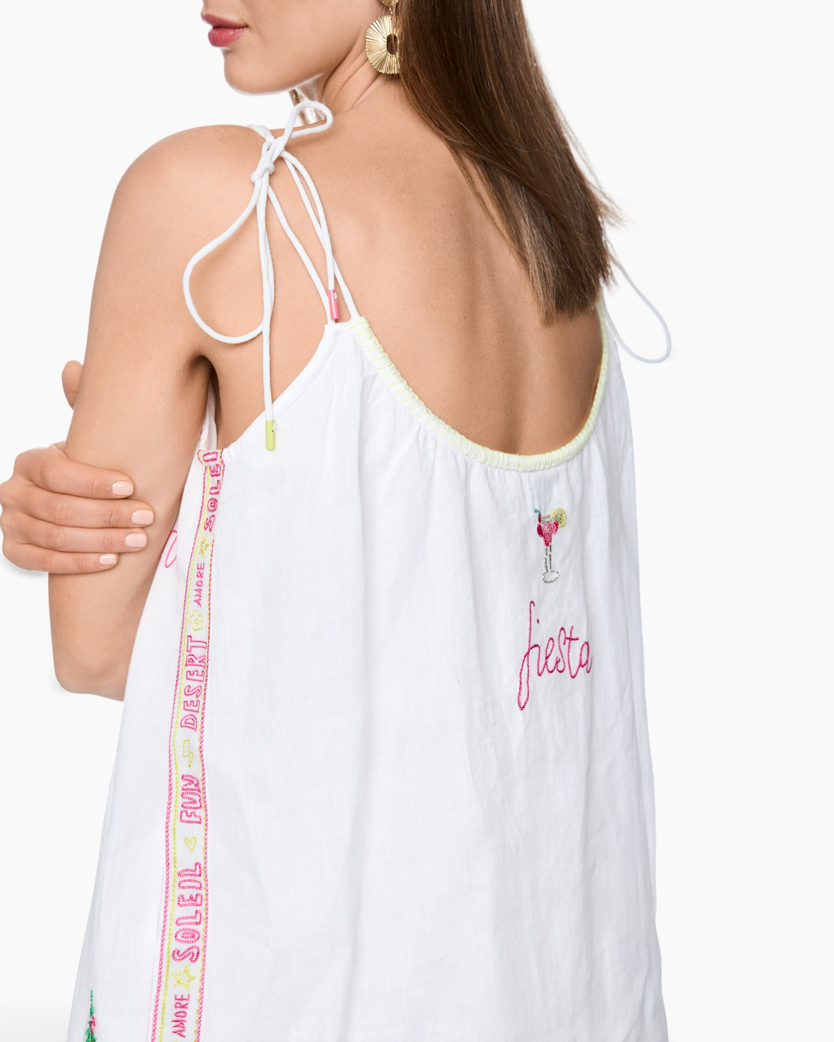 witte jurk, linnen jurk, borduursel, verstelbare bandjes, roze borduring