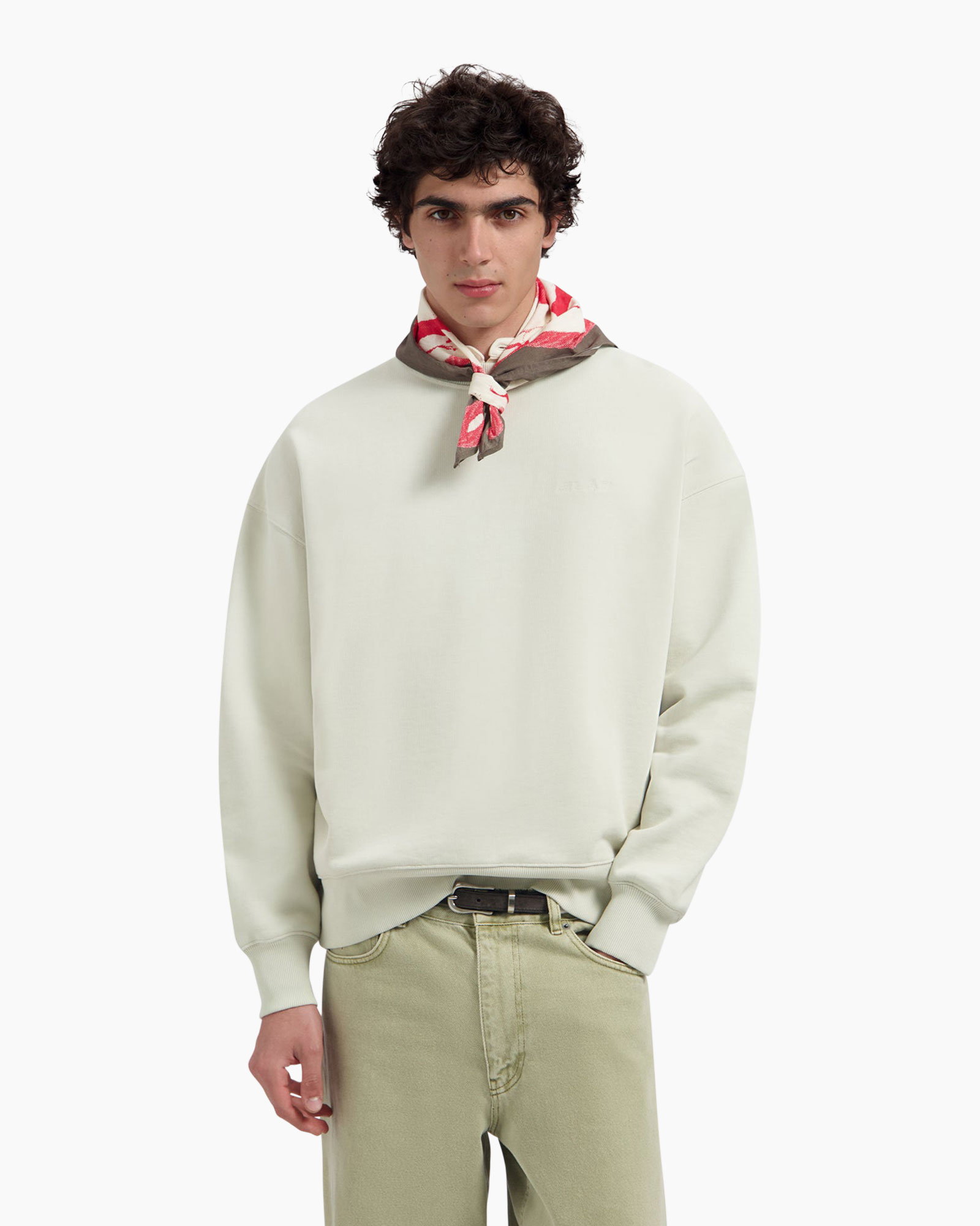 zachte trui, rond hals, beige, bandana, accessoire sjaal, khaki pantalon, riem