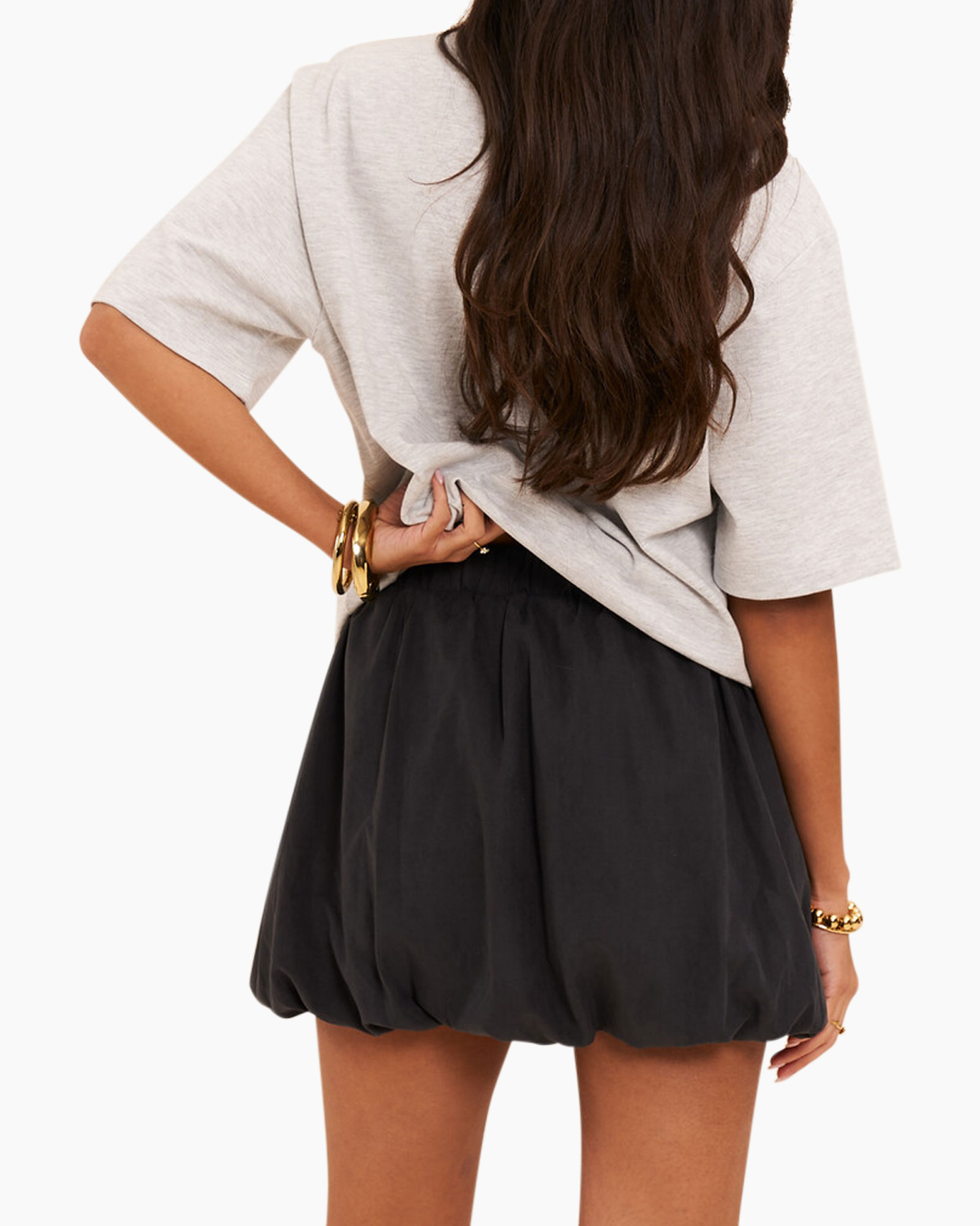 t-shirt, shorts, gray, knit, gold jewelry