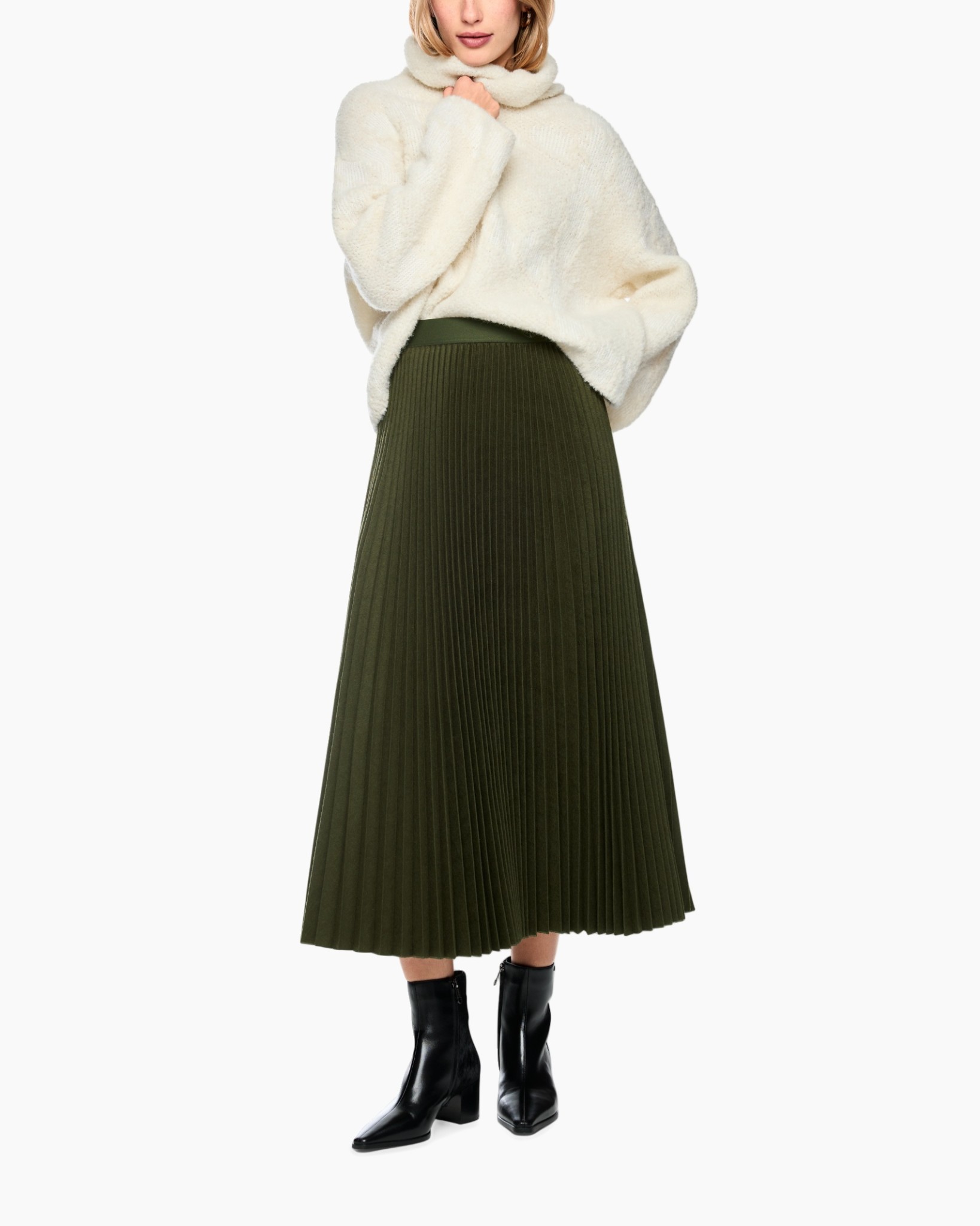 witte trui, turtleneck trui, plisse rokje, olijf groene rok, enkellaarsjes